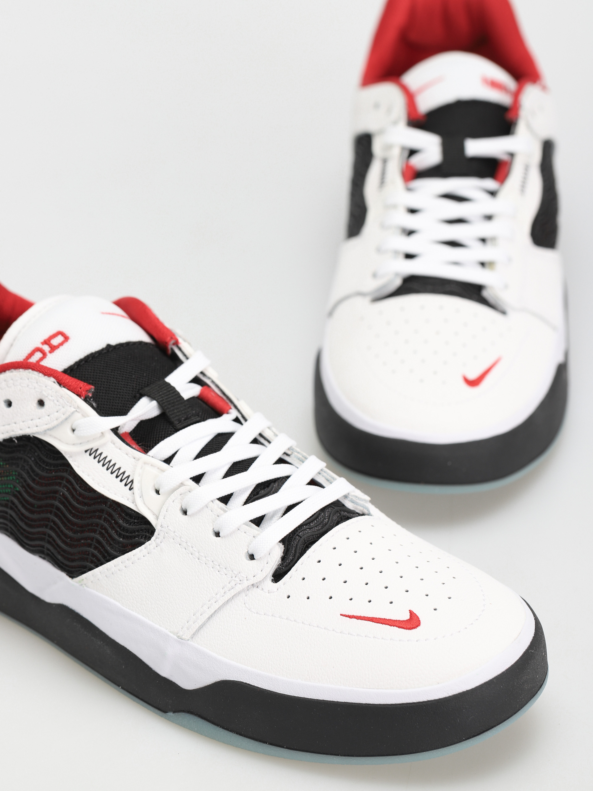 Boty Nike SB Ishod Wair Premium (white/black university red black)