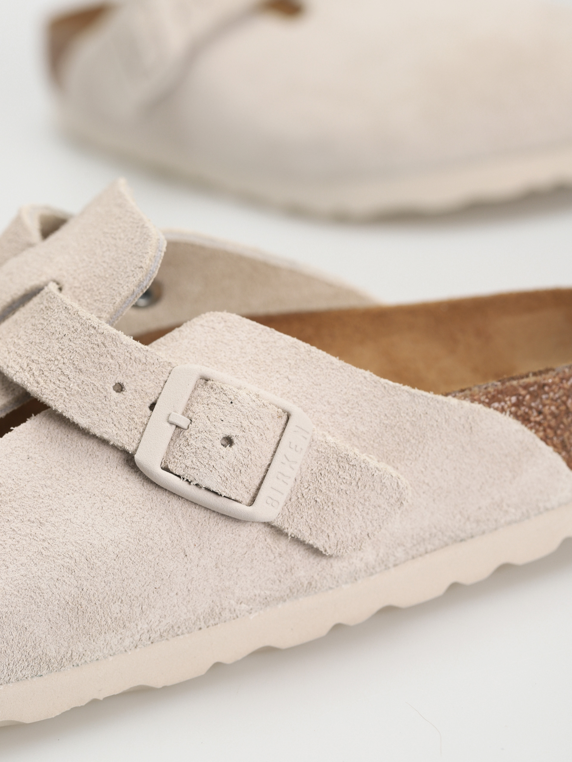 Plážovky Birkenstock Boston Suede Narrow Wmn (modern suede antique white)