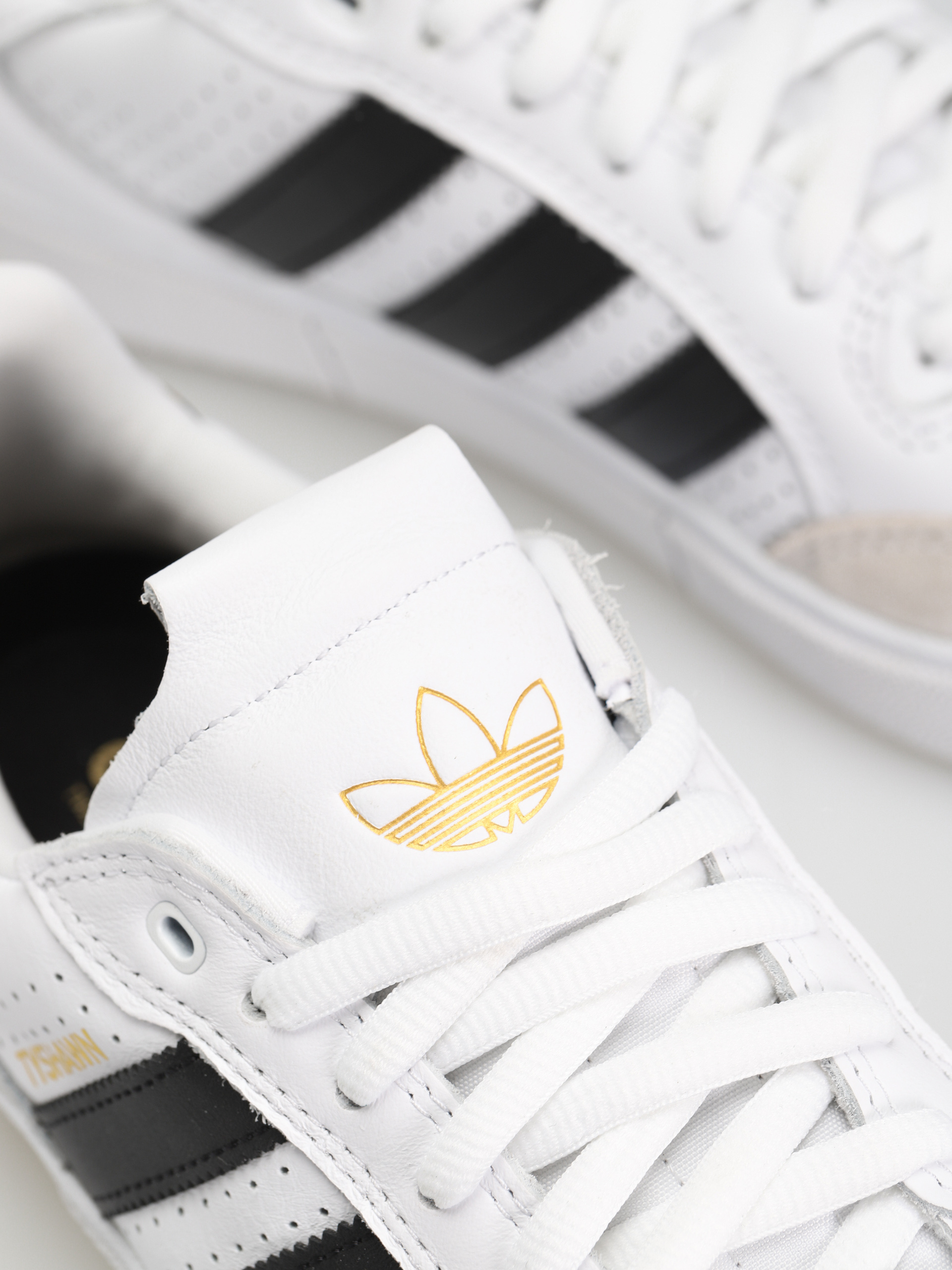 Boty adidas Tyshawn Low (ftwwht/cblack/goldmt)