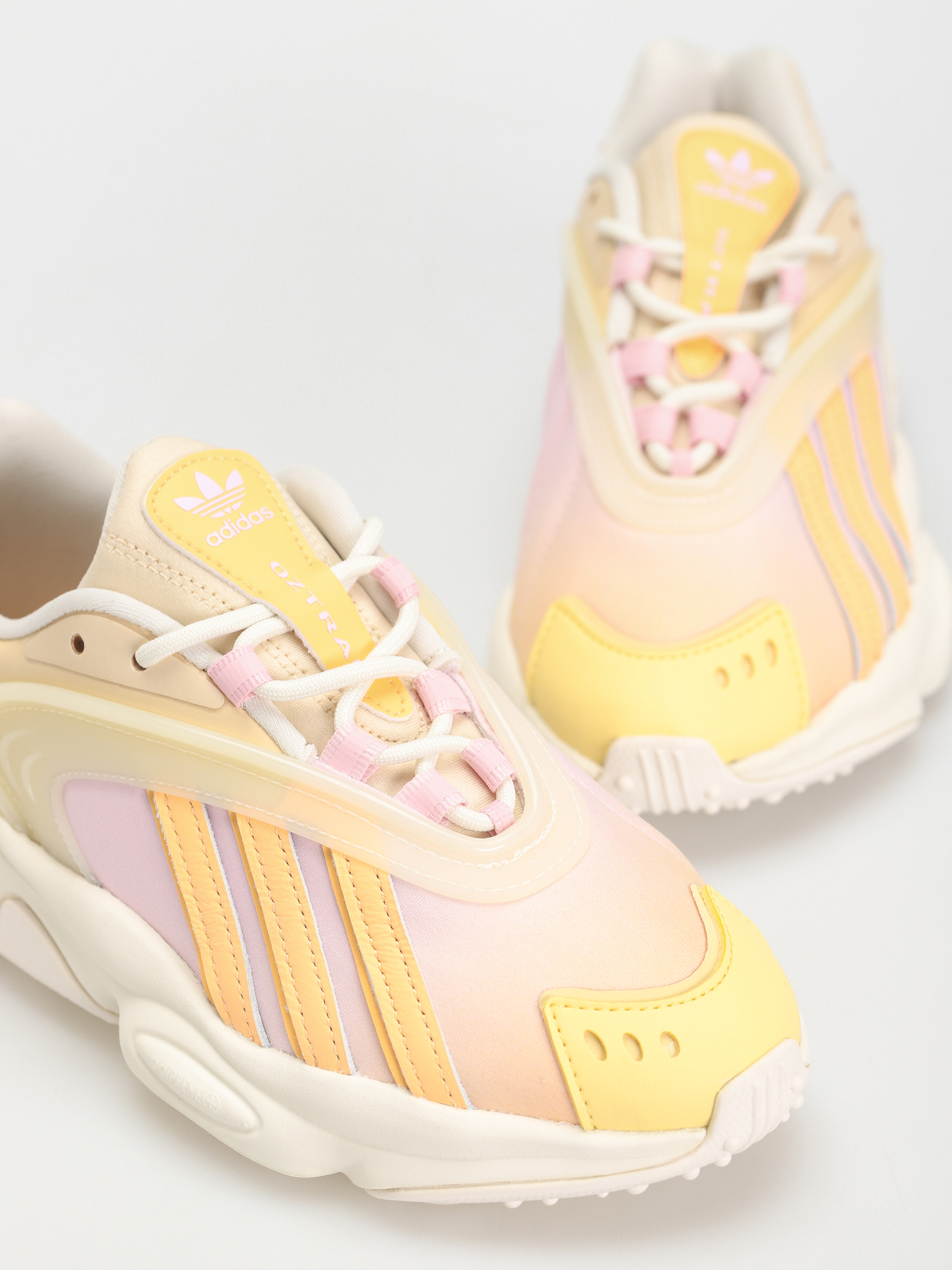 Boty adidas Originals Oztral Wmn (owhite/aciora/sanstr)