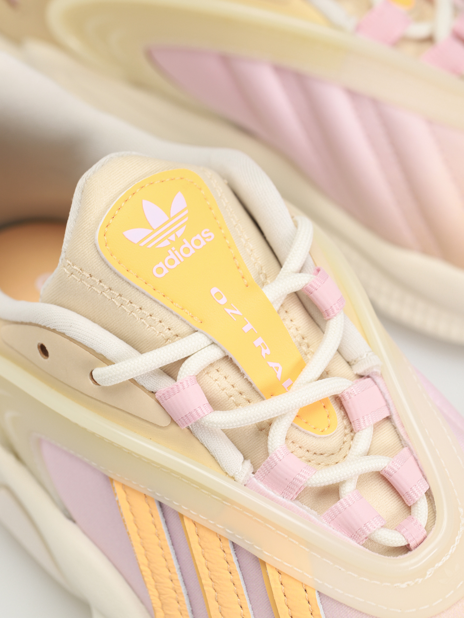 Boty adidas Originals Oztral Wmn (owhite/aciora/sanstr)