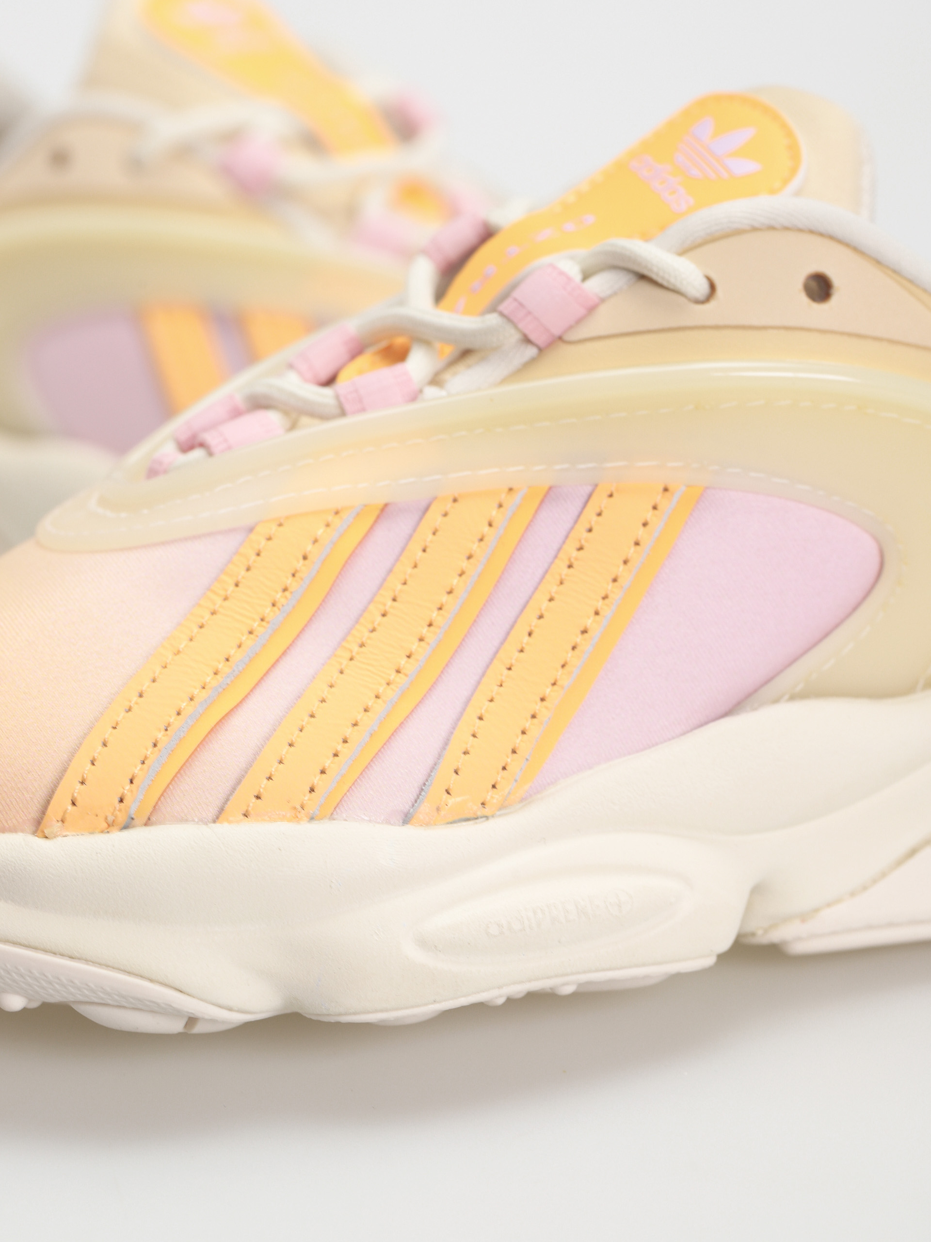 Boty adidas Originals Oztral Wmn (owhite/aciora/sanstr)