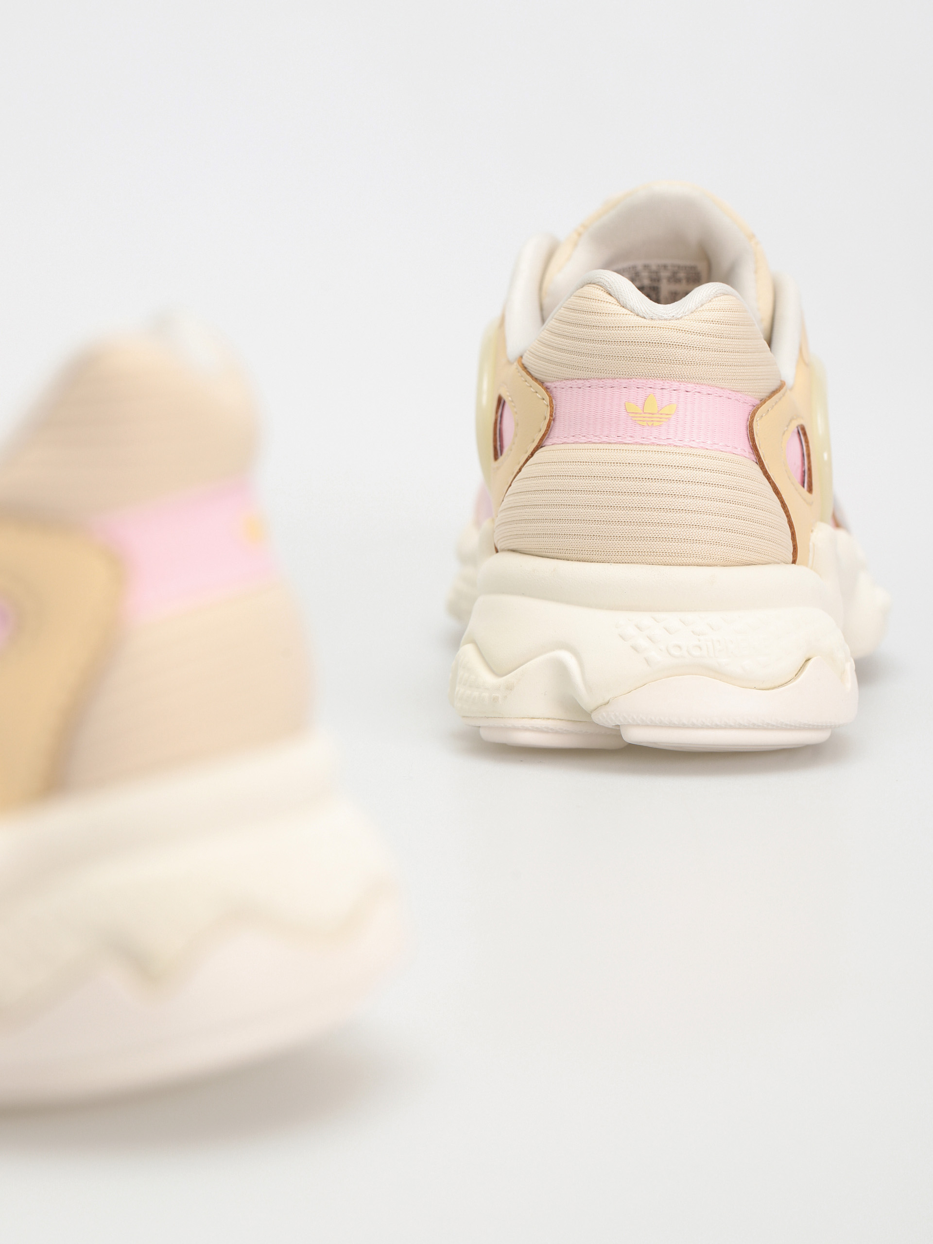 Boty adidas Originals Oztral Wmn (owhite/aciora/sanstr)