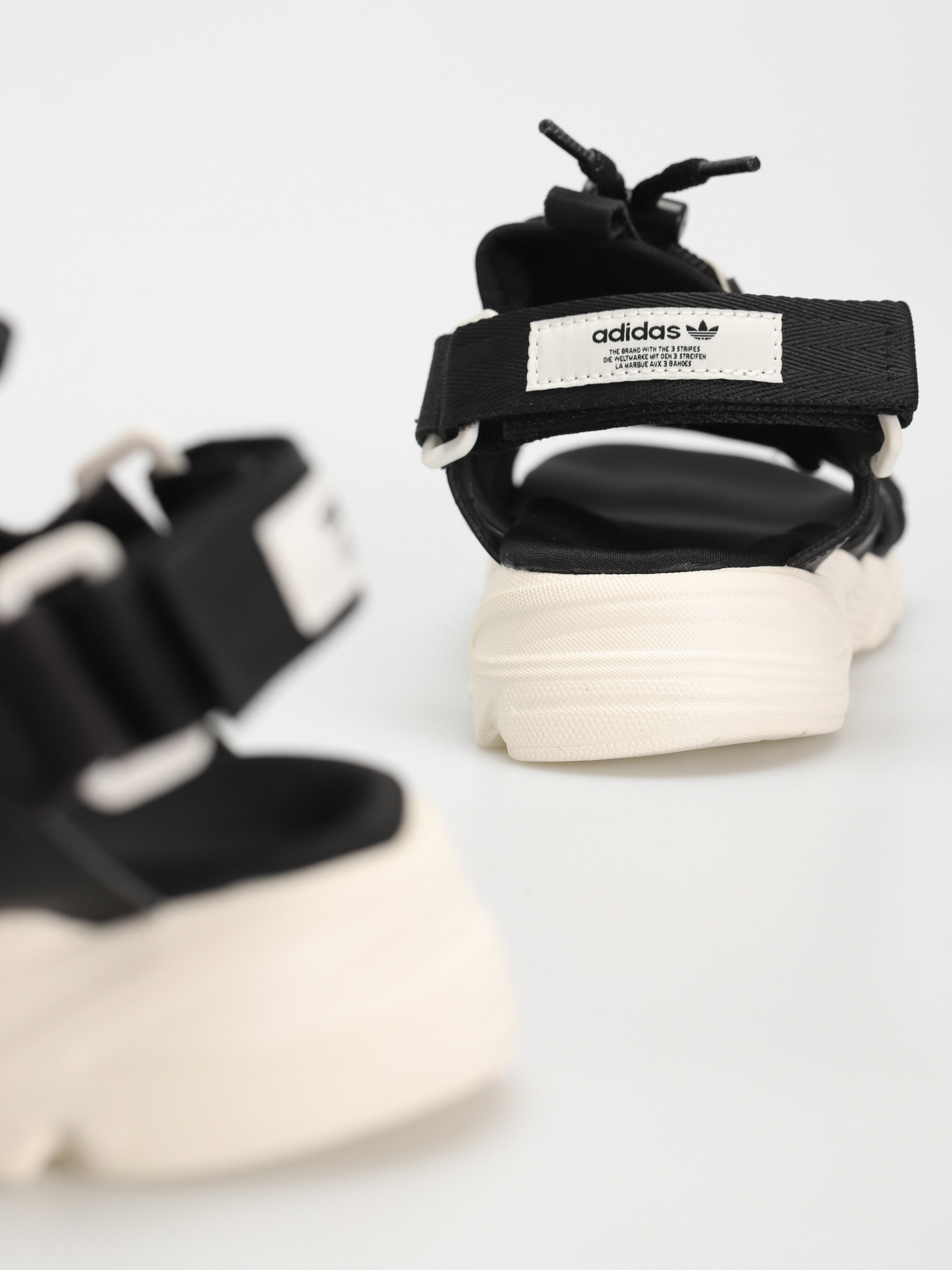 Sandaly adidas Originals Astir Sndl Wmn (cblack/owhite/owhite)