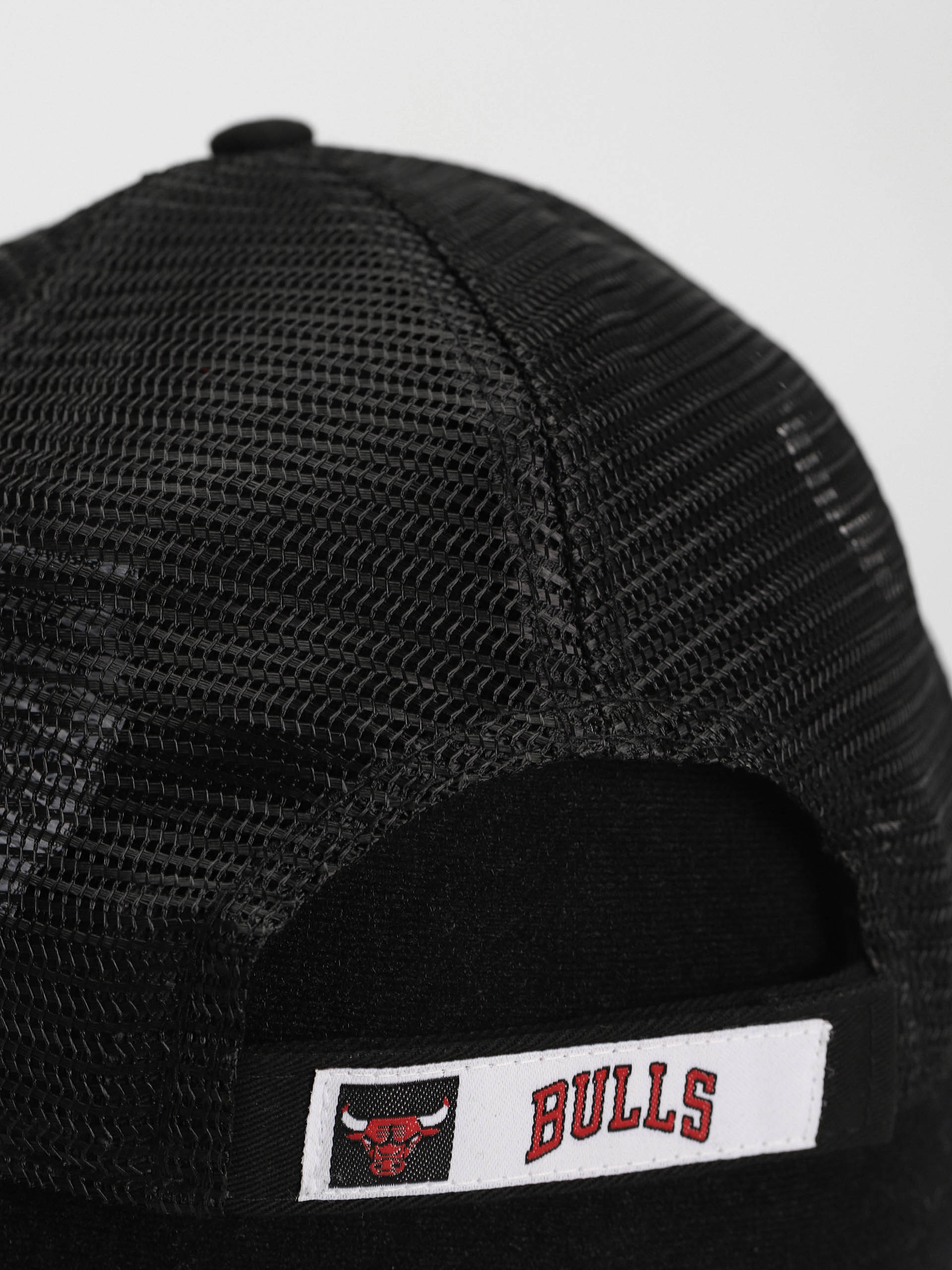 Kšiltovka  New Era Home Field 9Forty Trucker Chicago Bulls (black)
