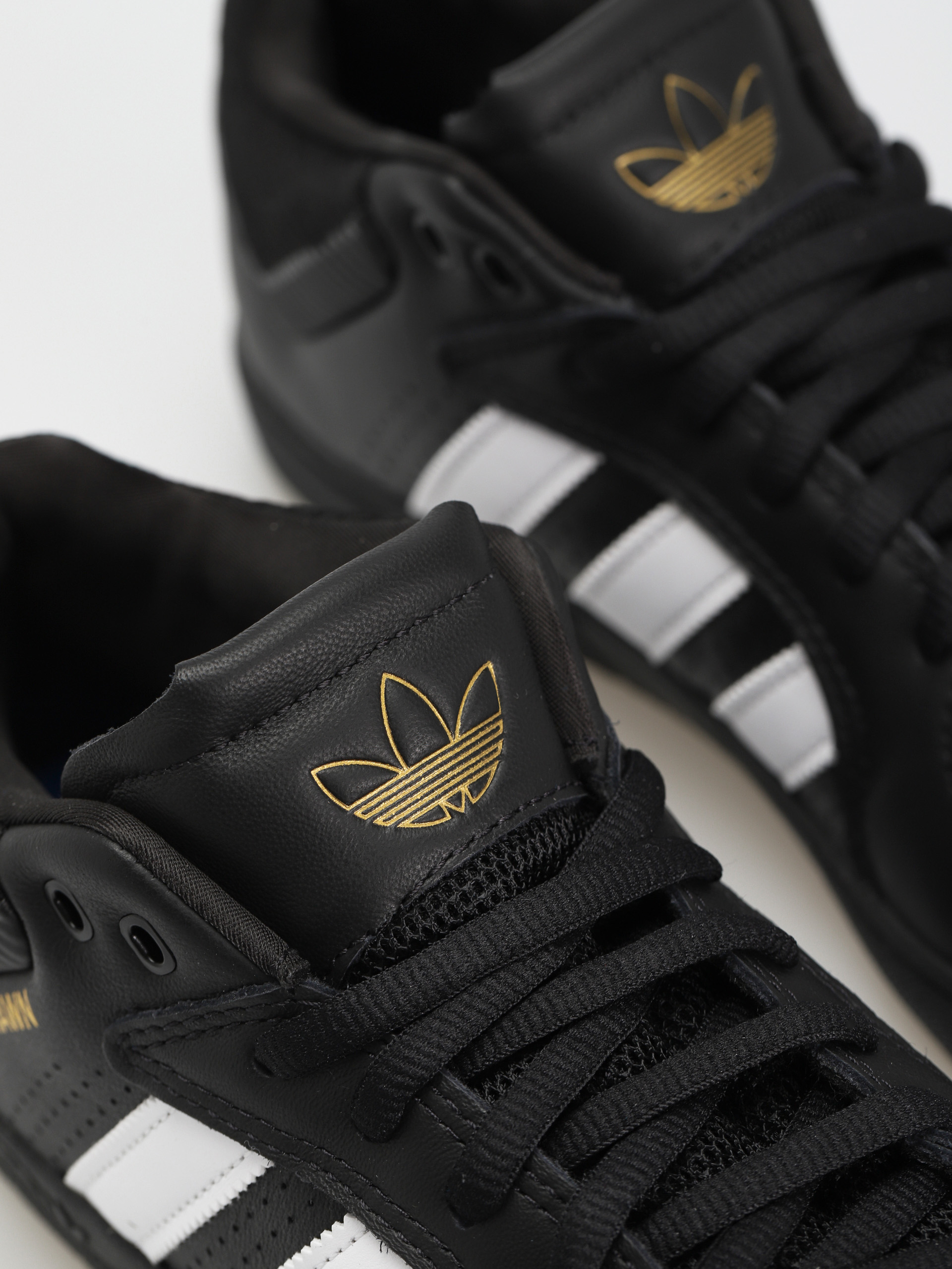 Boty adidas Tyshawn (cblack/ftwwht/goldmt)