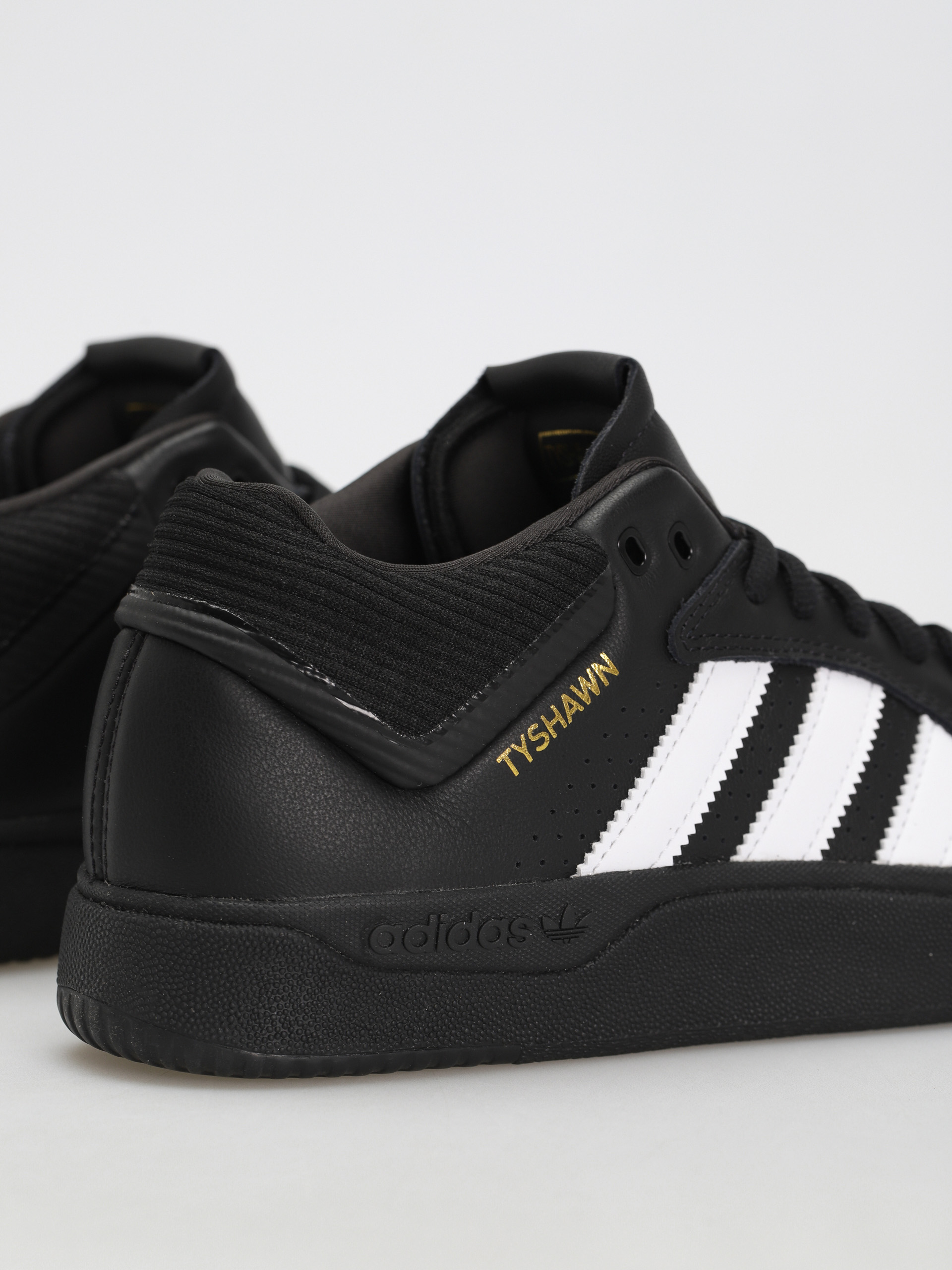 Boty adidas Tyshawn (cblack/ftwwht/goldmt)