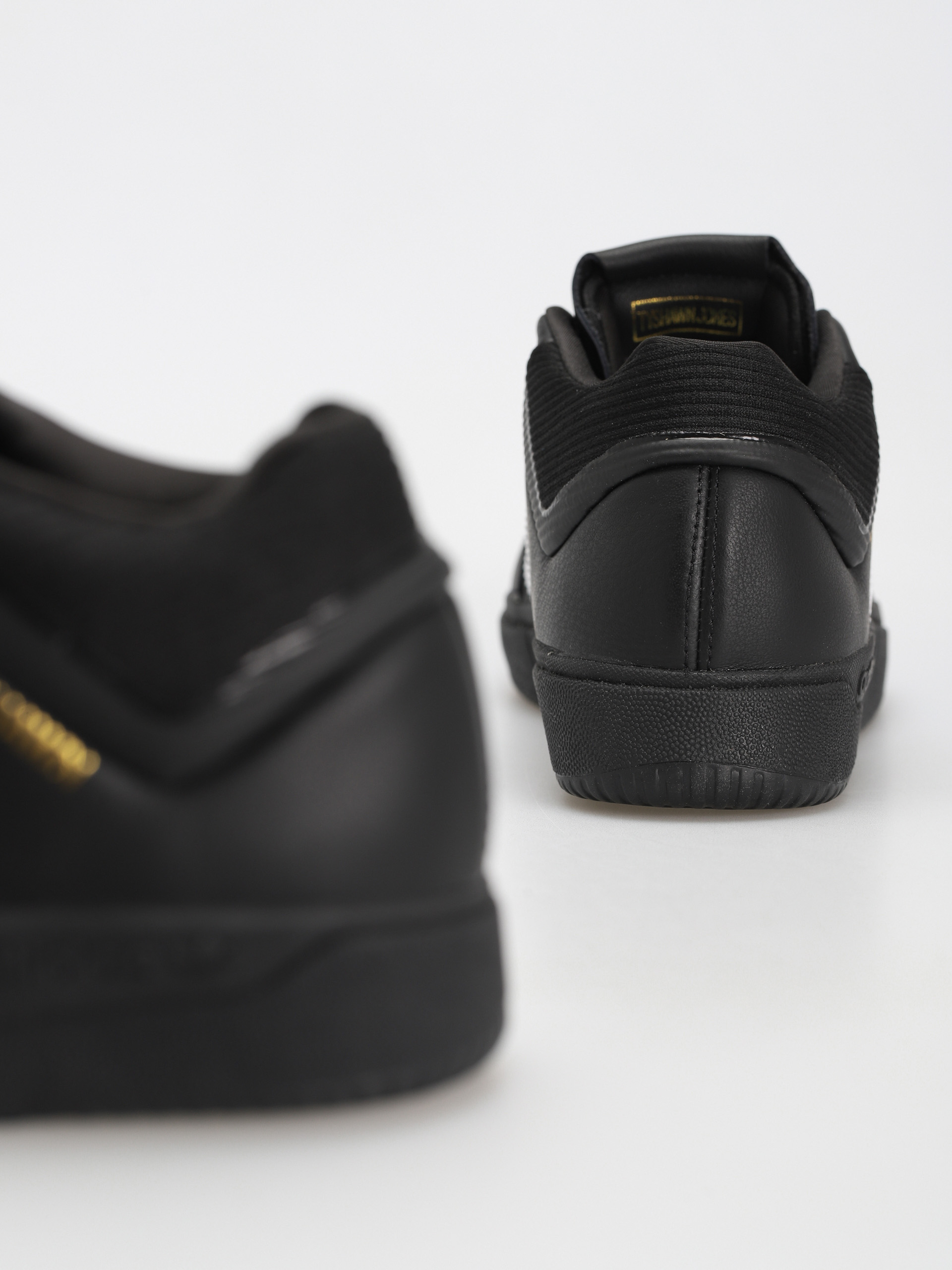 Boty adidas Tyshawn (cblack/ftwwht/goldmt)