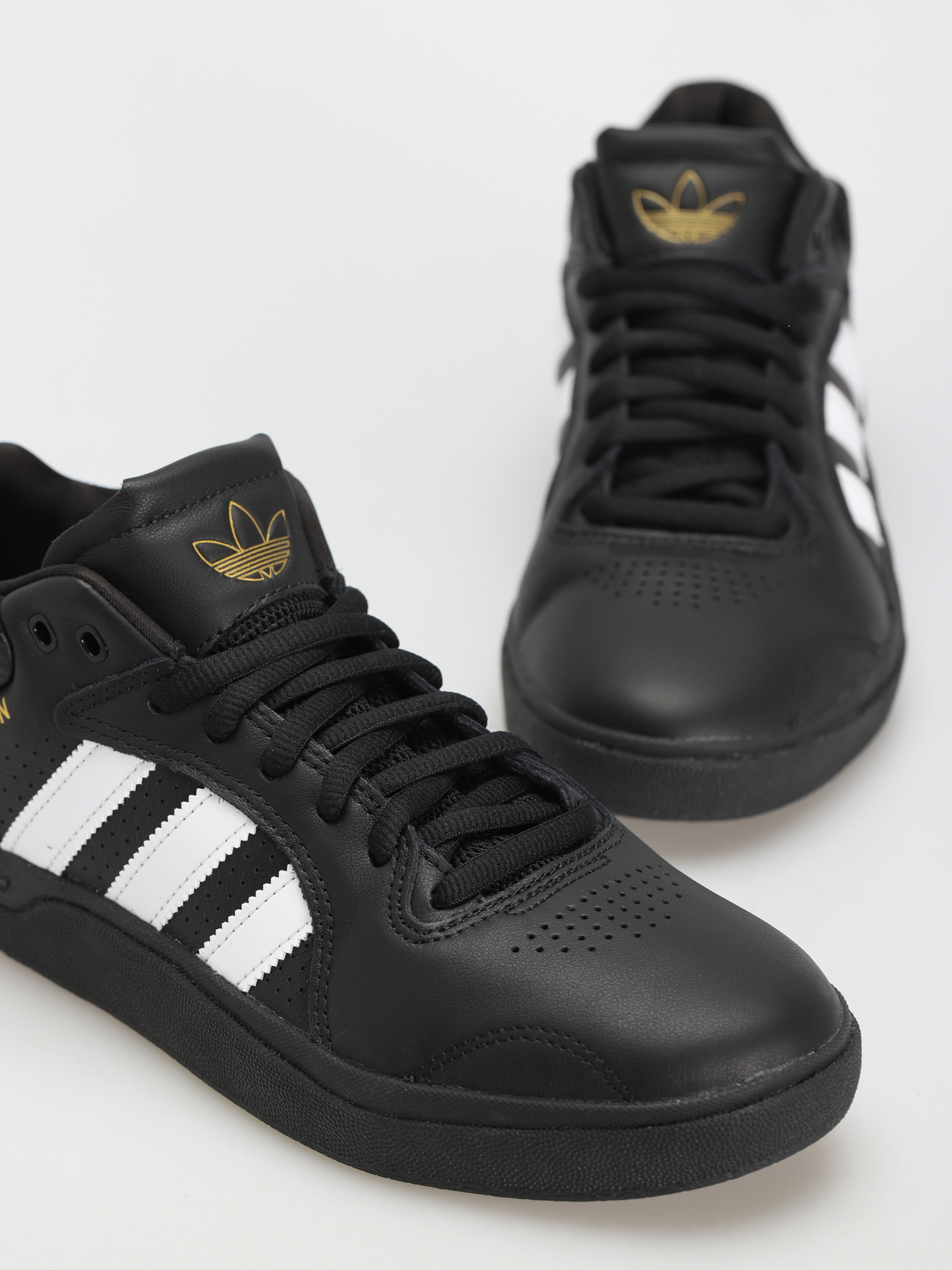 Boty adidas Tyshawn (cblack/ftwwht/goldmt)