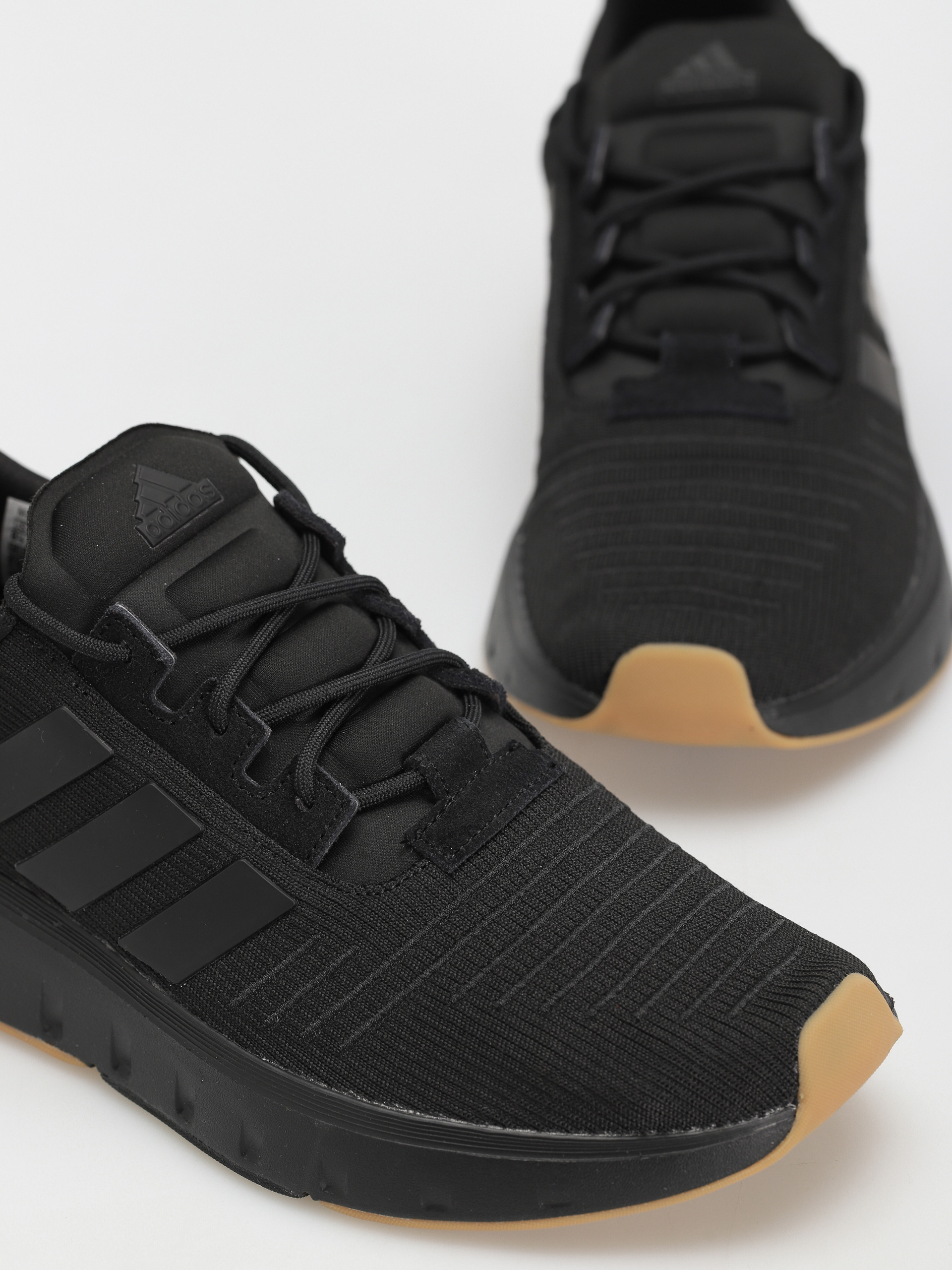 Boty adidas Swift Run 23 (cblack/cblack/gum3)