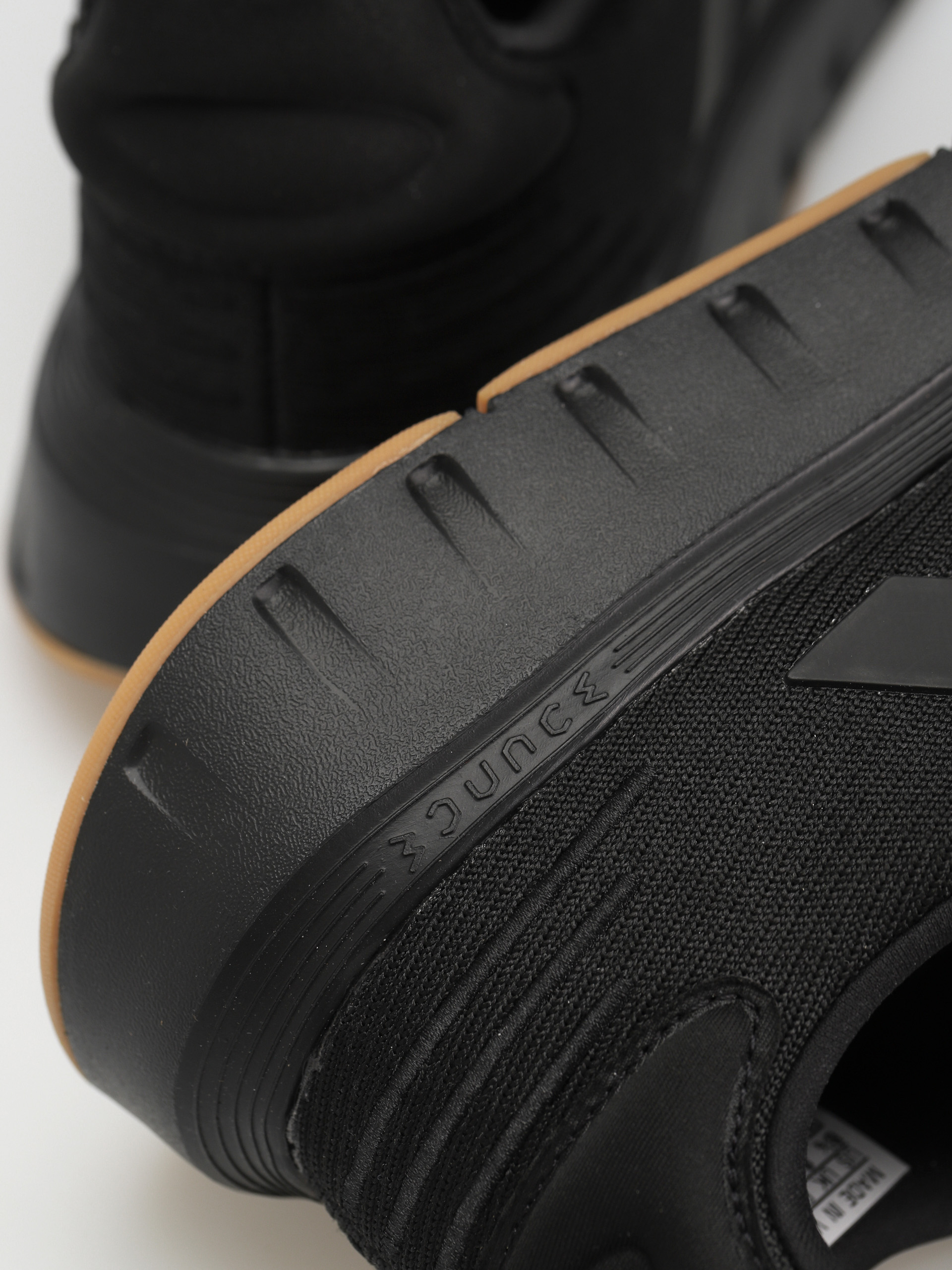 Boty adidas Swift Run 23 (cblack/cblack/gum3)