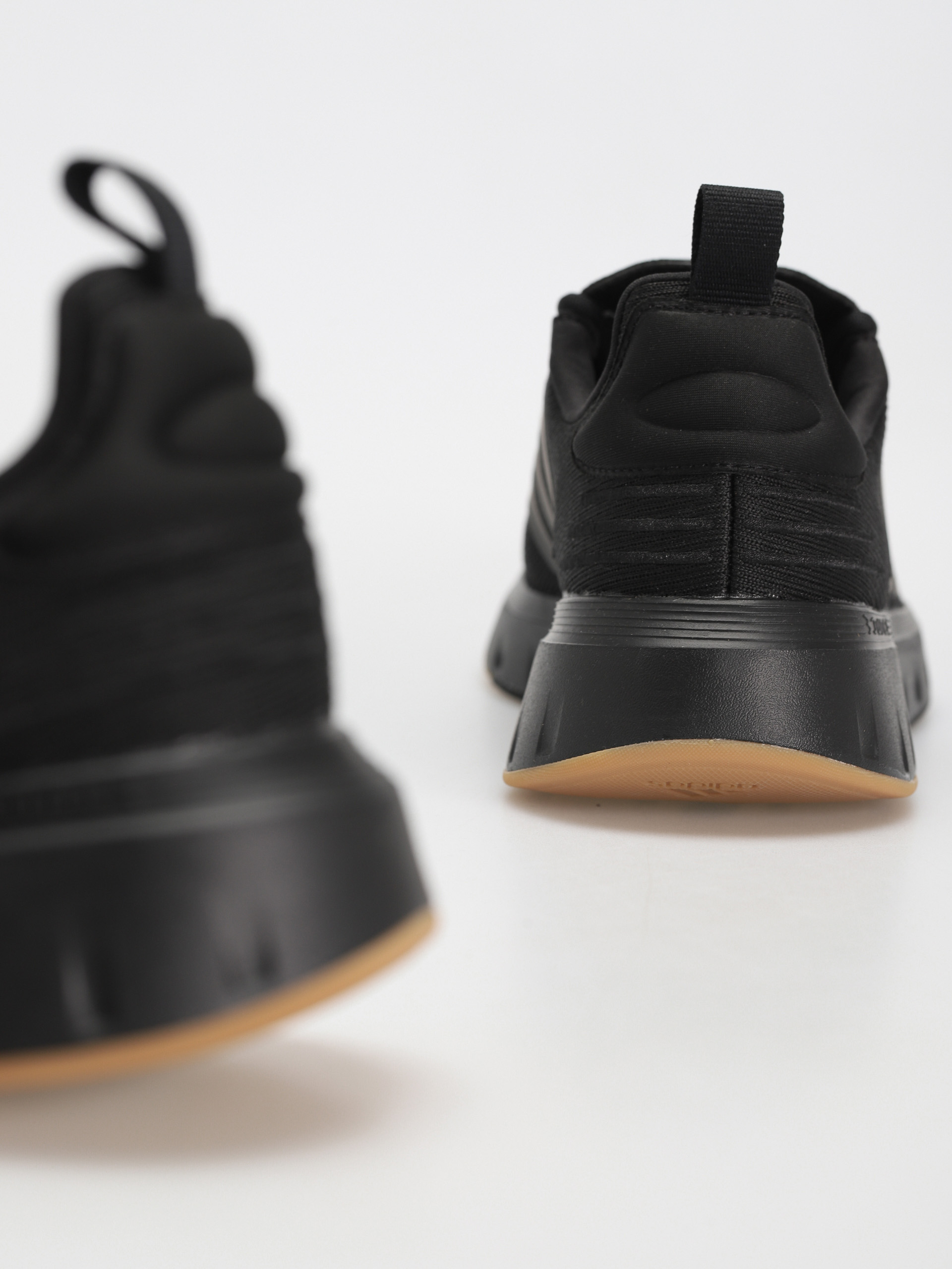 Boty adidas Swift Run 23 (cblack/cblack/gum3)