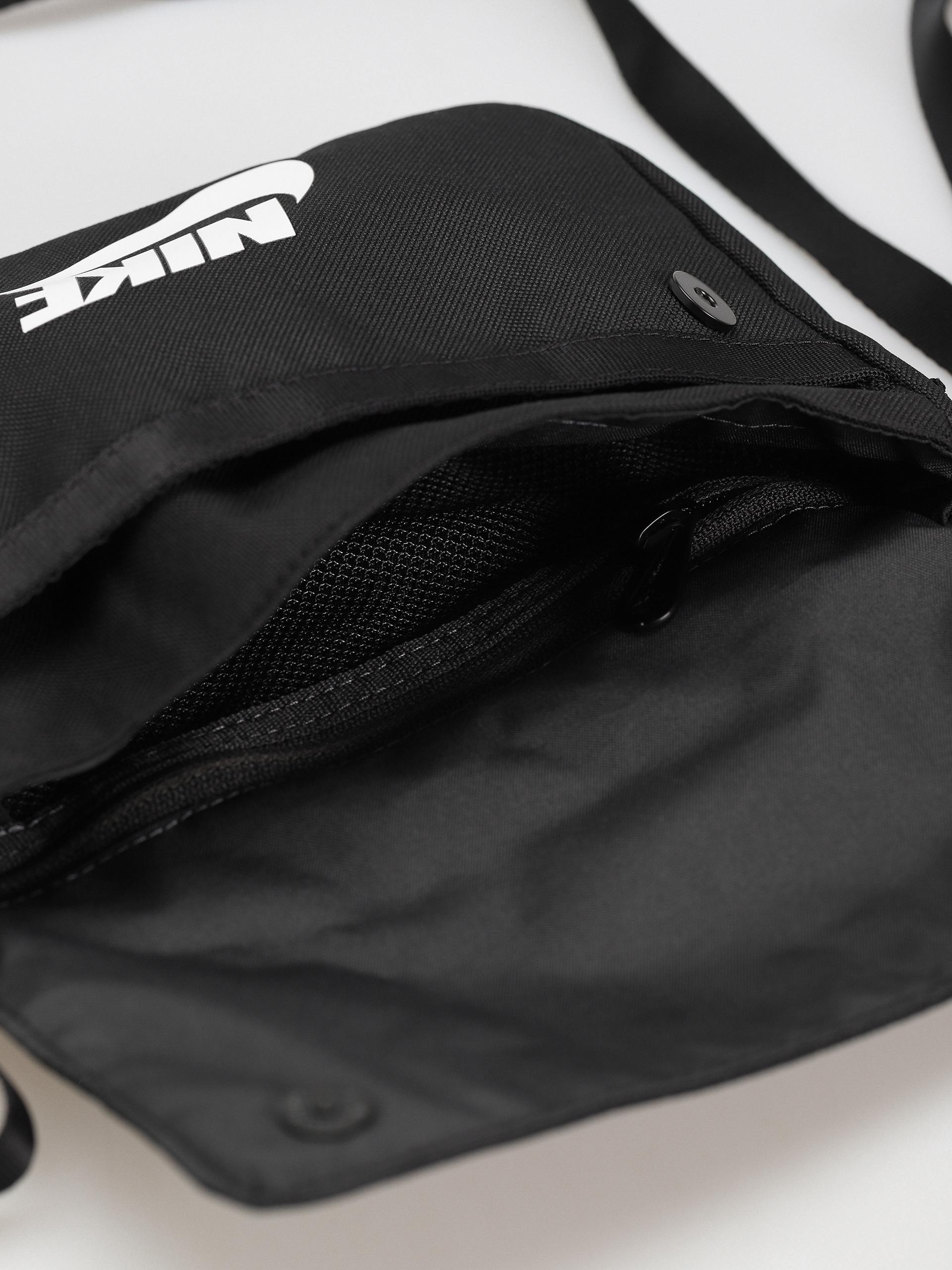 Taška Nike SB Sportswear Wmn (black/black/white)