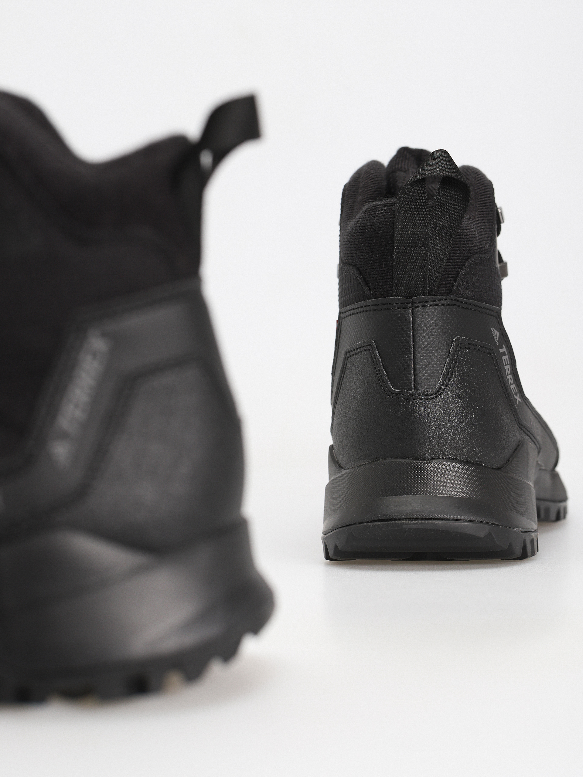 Boty adidas Originals Frozetrack (cblack/cblack/grefou)