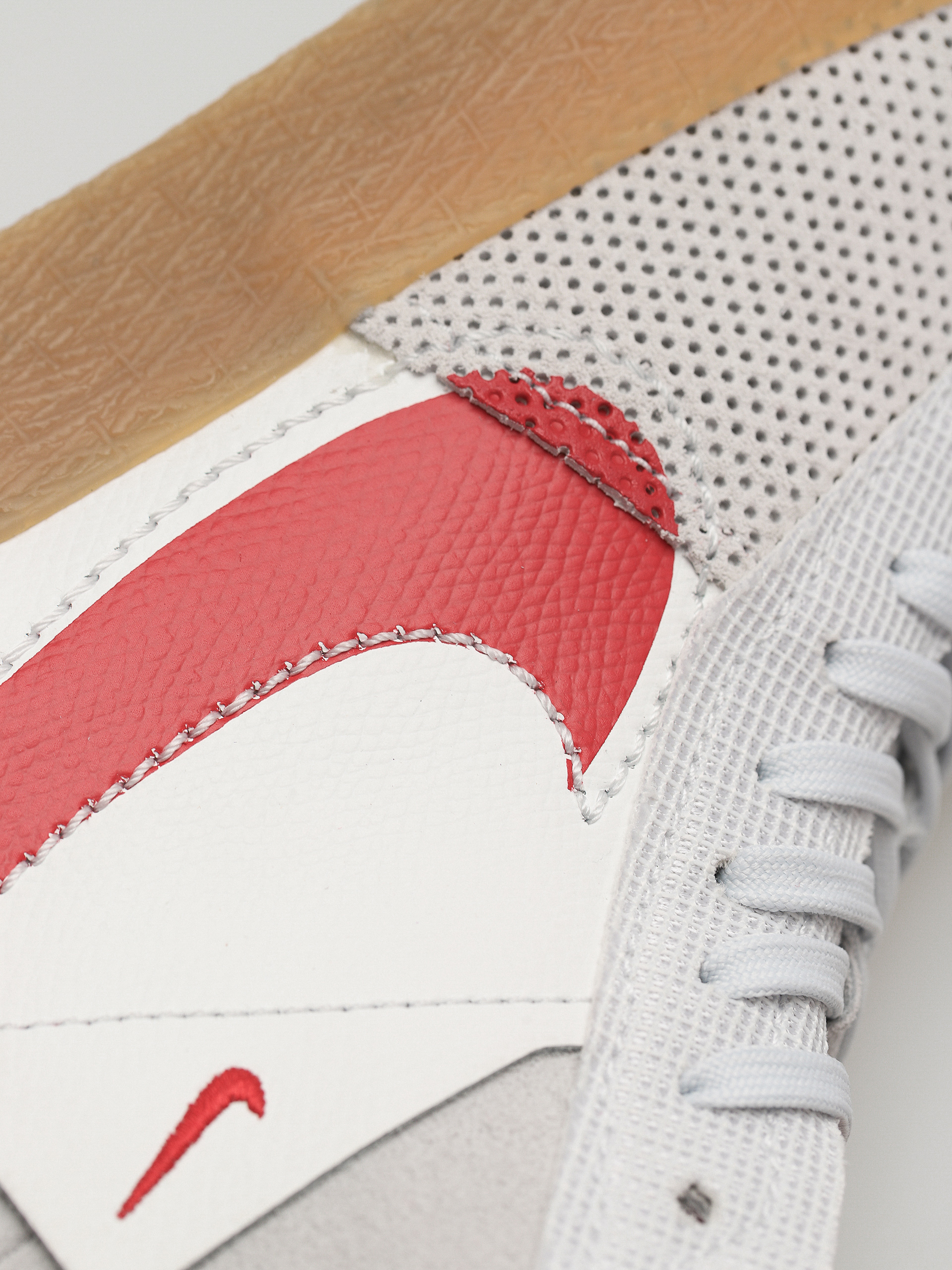 Boty Nike SB Zoom Blazer Mid Prm (summit white/university red)