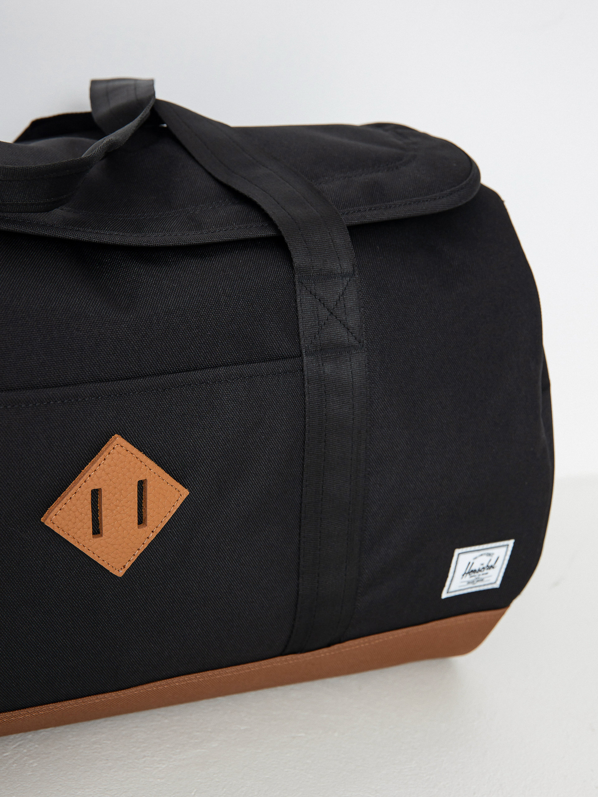 Taška Herschel Supply Co. Heritage Duffle (black/saddle brown)