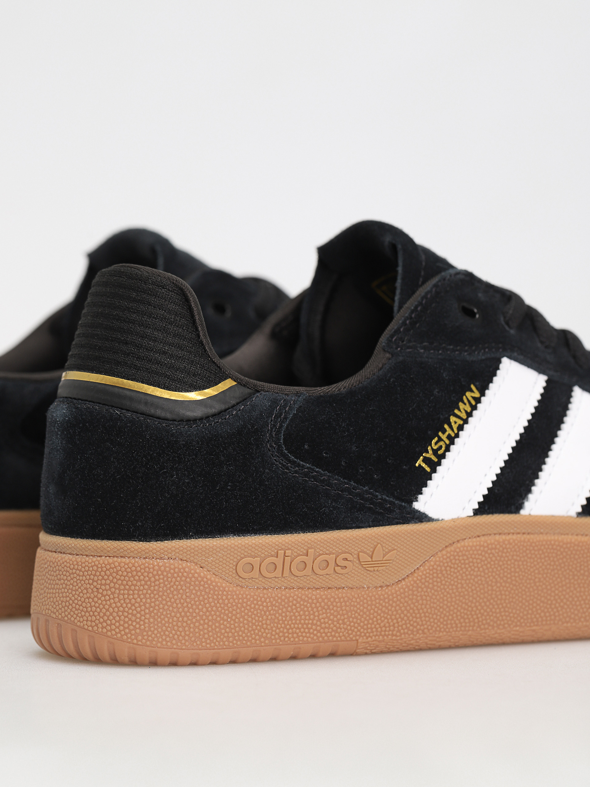 Boty adidas Tyshawn Low (cblack/ftwwht/gum4)