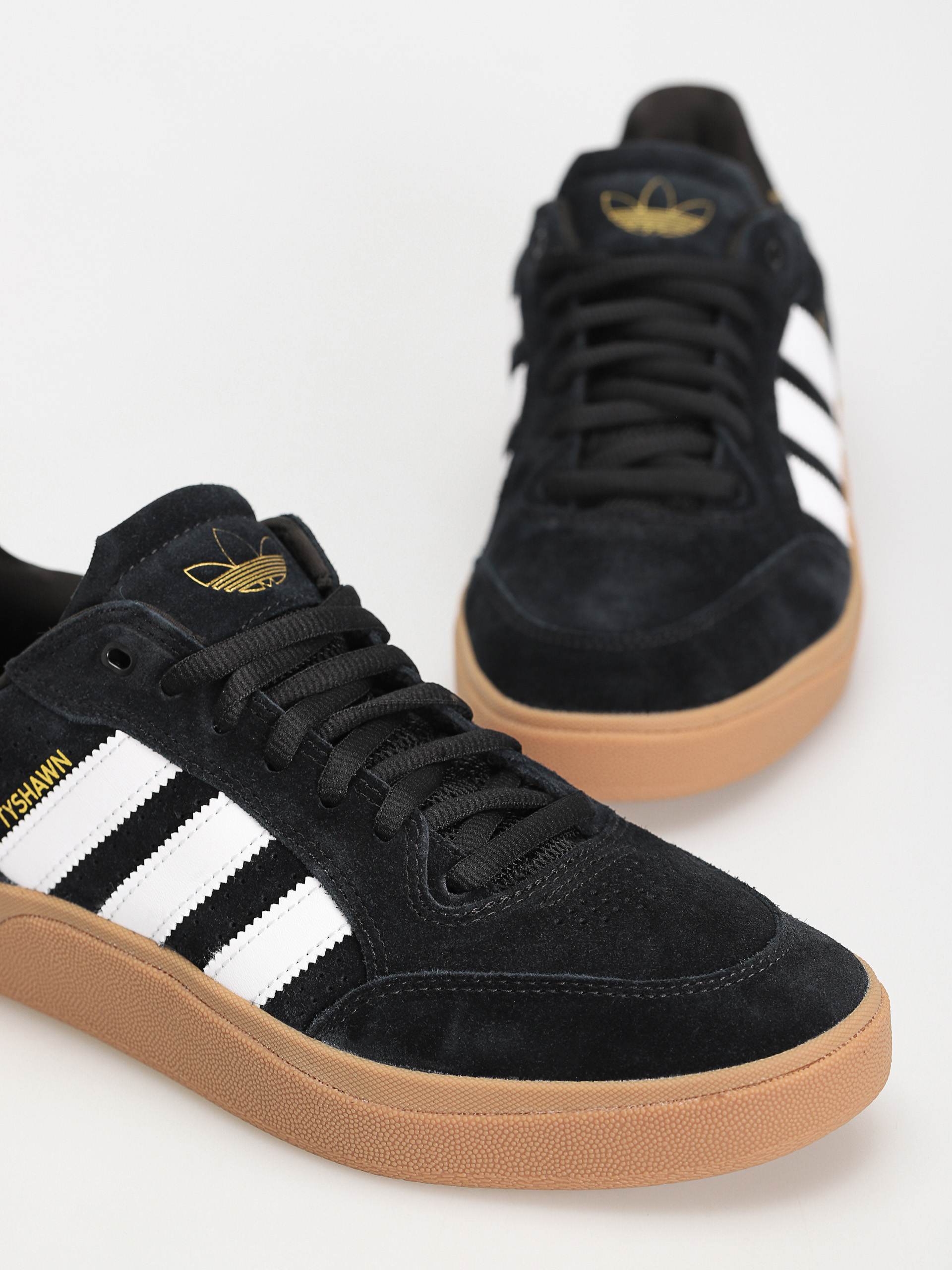 Boty adidas Tyshawn Low (cblack/ftwwht/gum4)