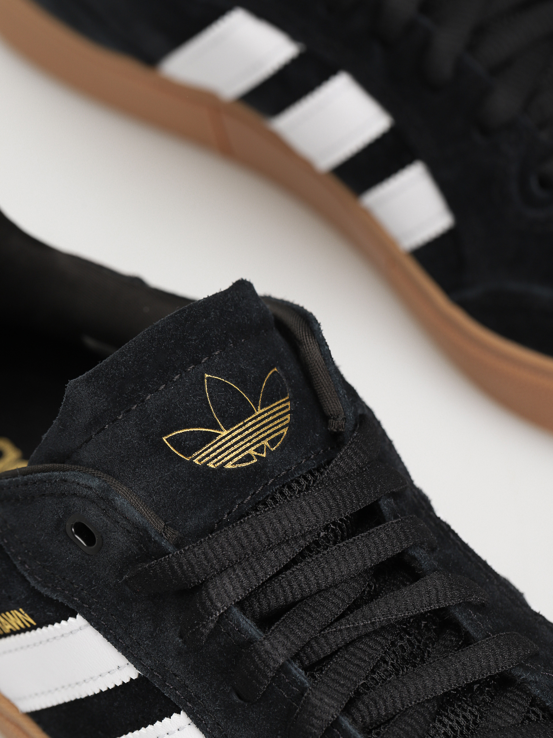 Boty adidas Tyshawn Low (cblack/ftwwht/gum4)