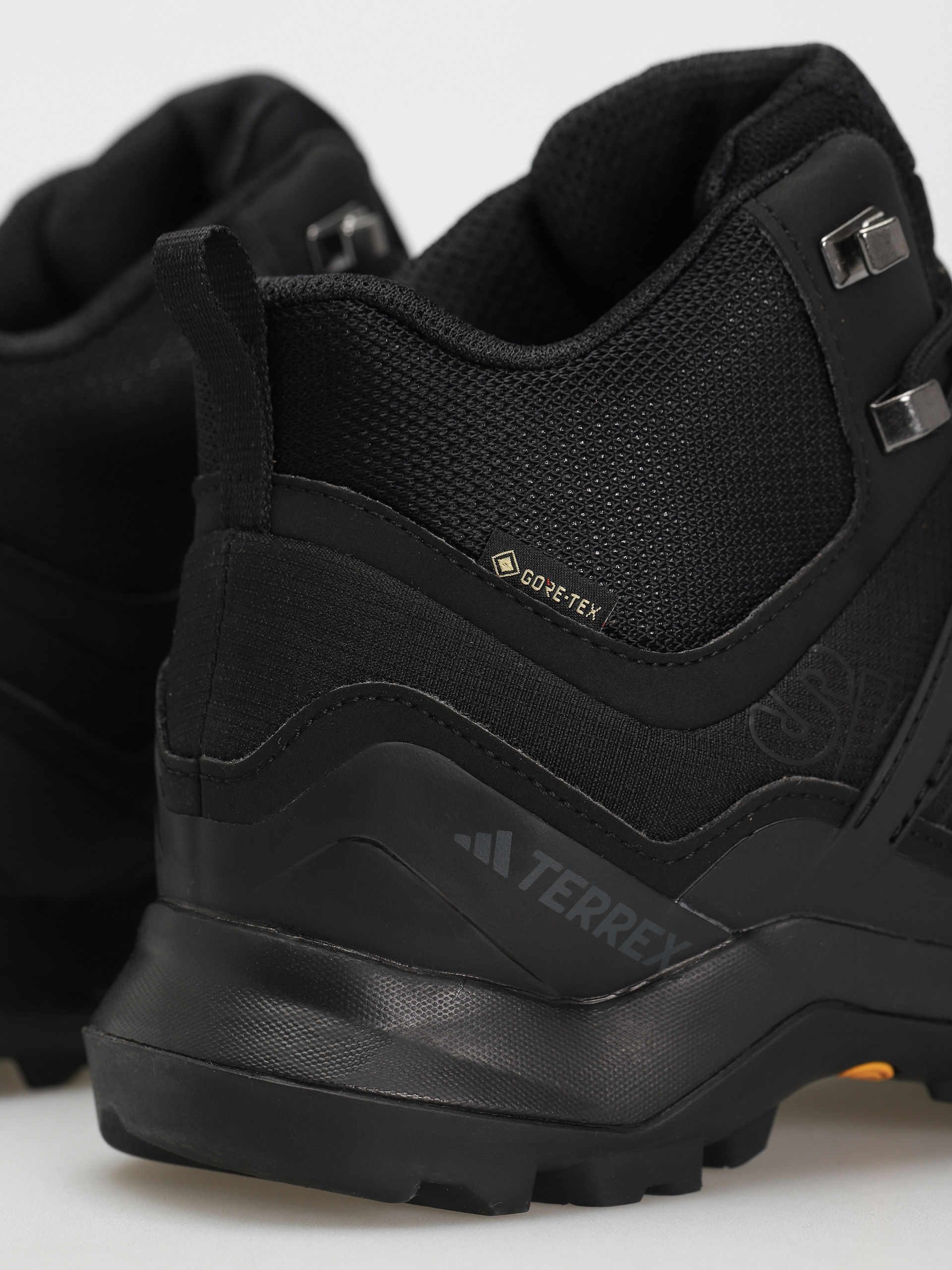 Boty adidas Originals Terrex Swift R2 Mid Gtx (cblack/cblack/carbon)