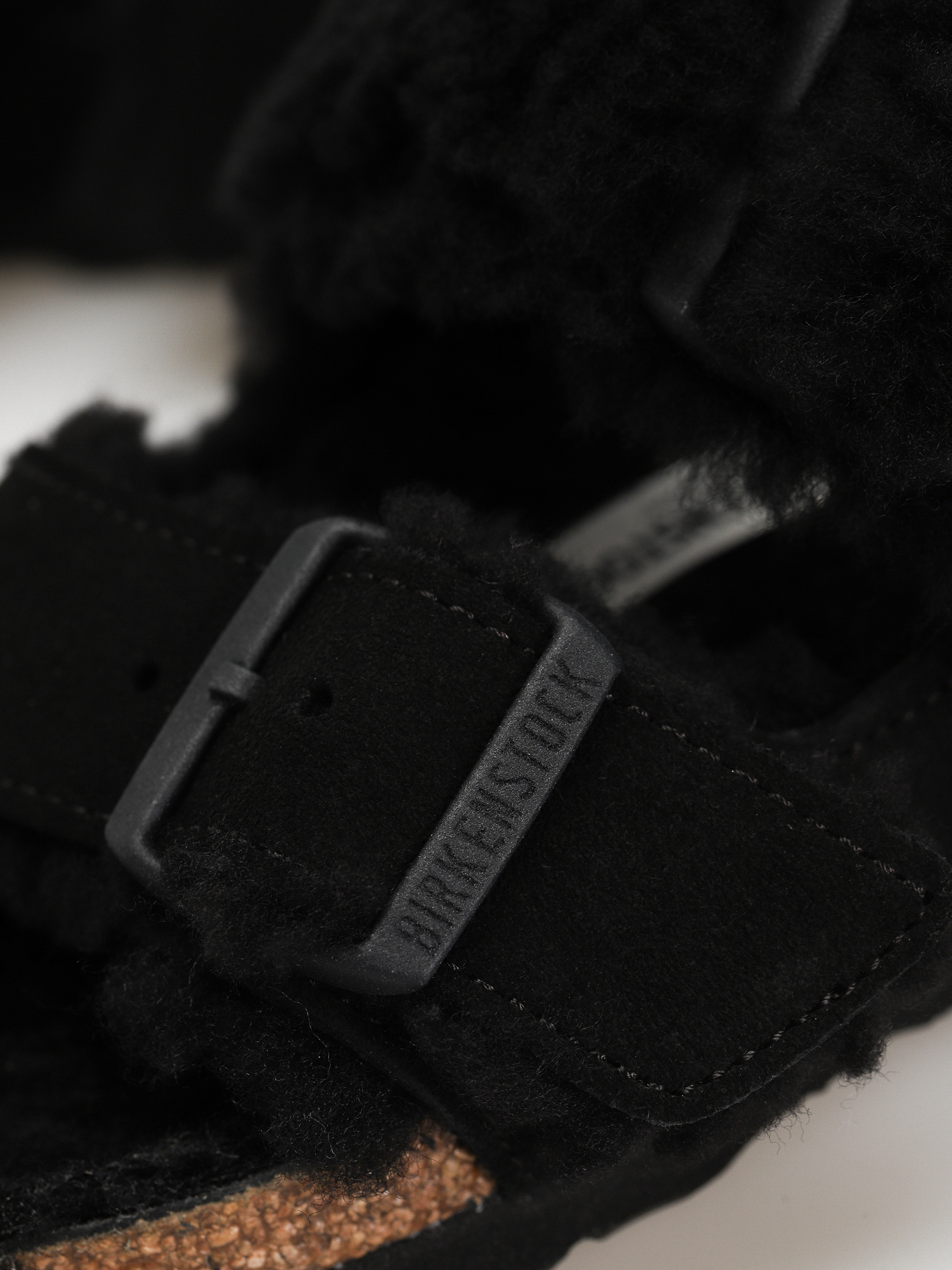 Plážovky Birkenstock Arizona Split Teddy Parts Rivet Logo Suede Leather/Fur Narrow Wmn (black)