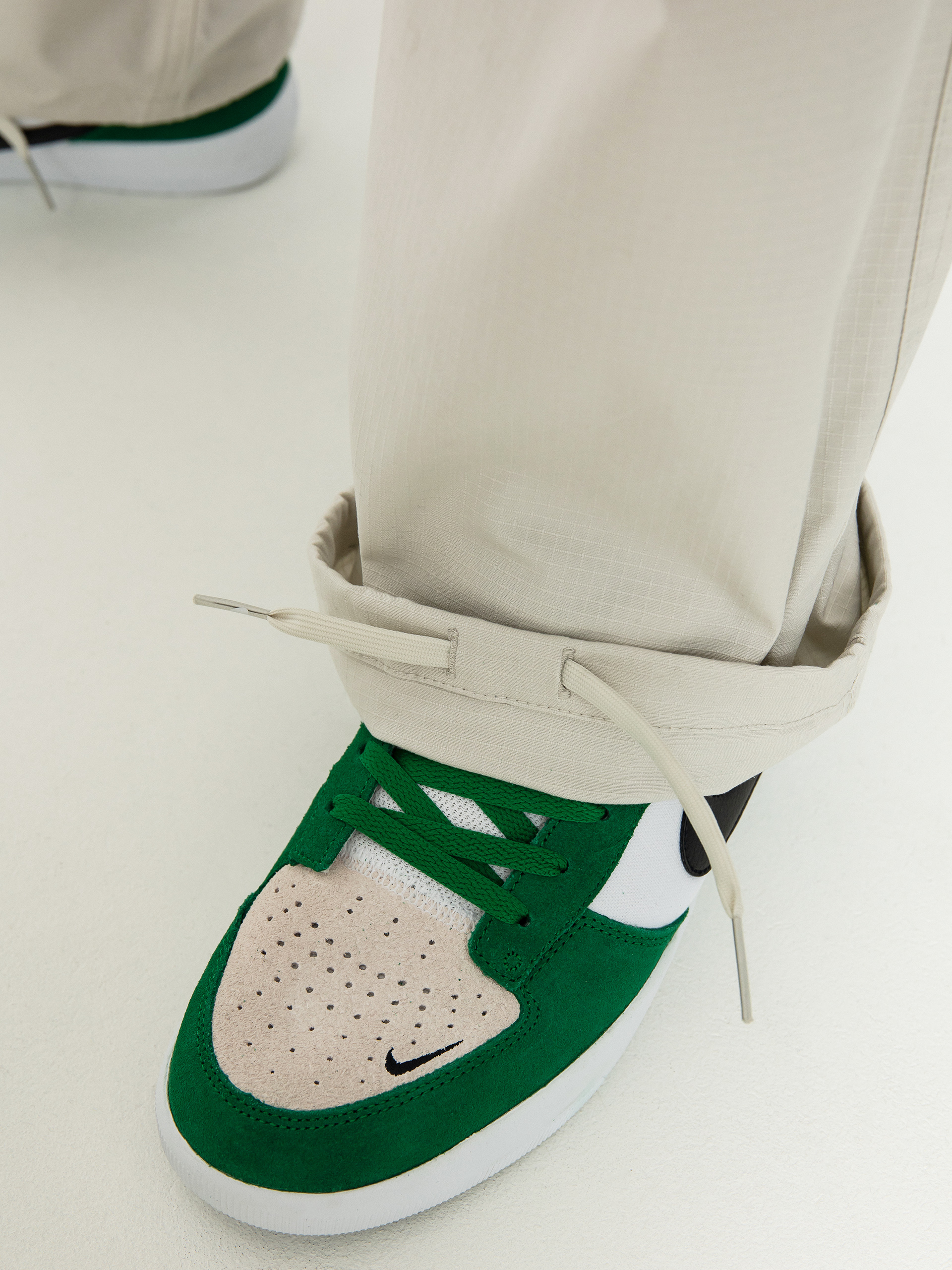 Kalhoty Nike SB Kearny Cargo (light bone)