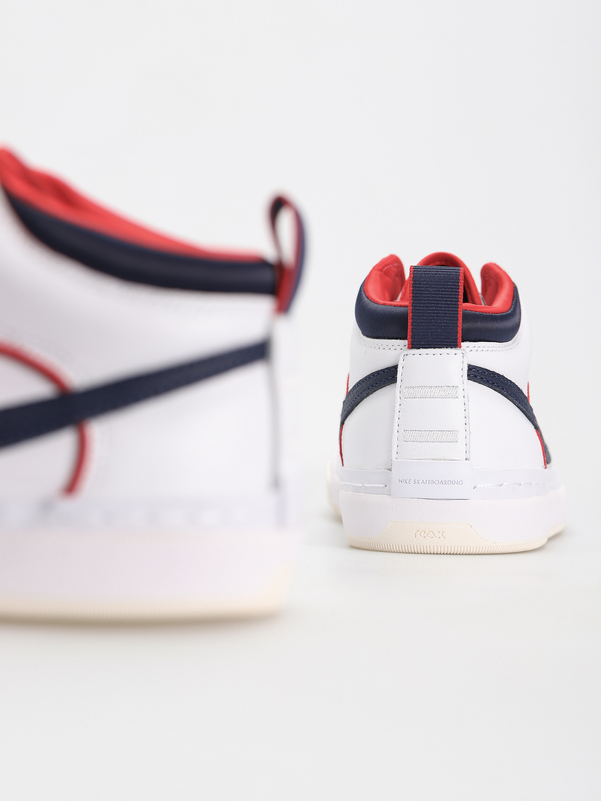 Boty Nike SB React Leo Premium (white/midnight navy university red white)