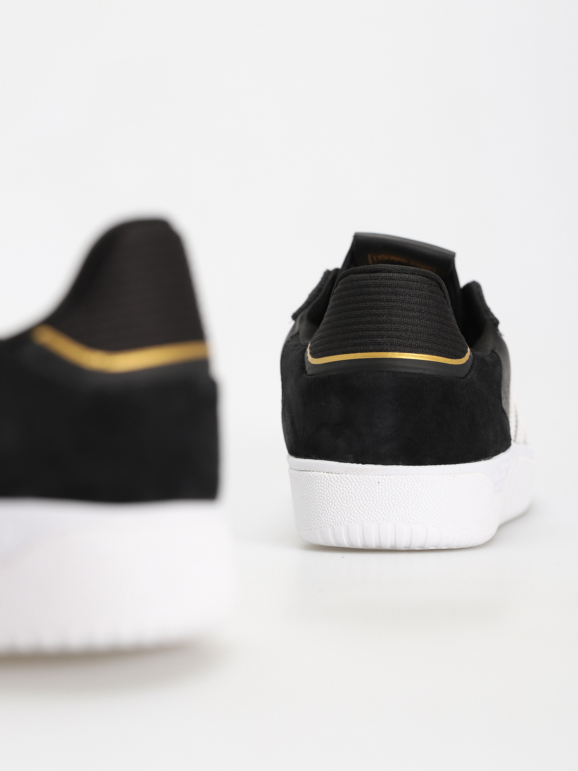 Boty adidas Tyshawn Low (cblack/ftwwht/goldmt)