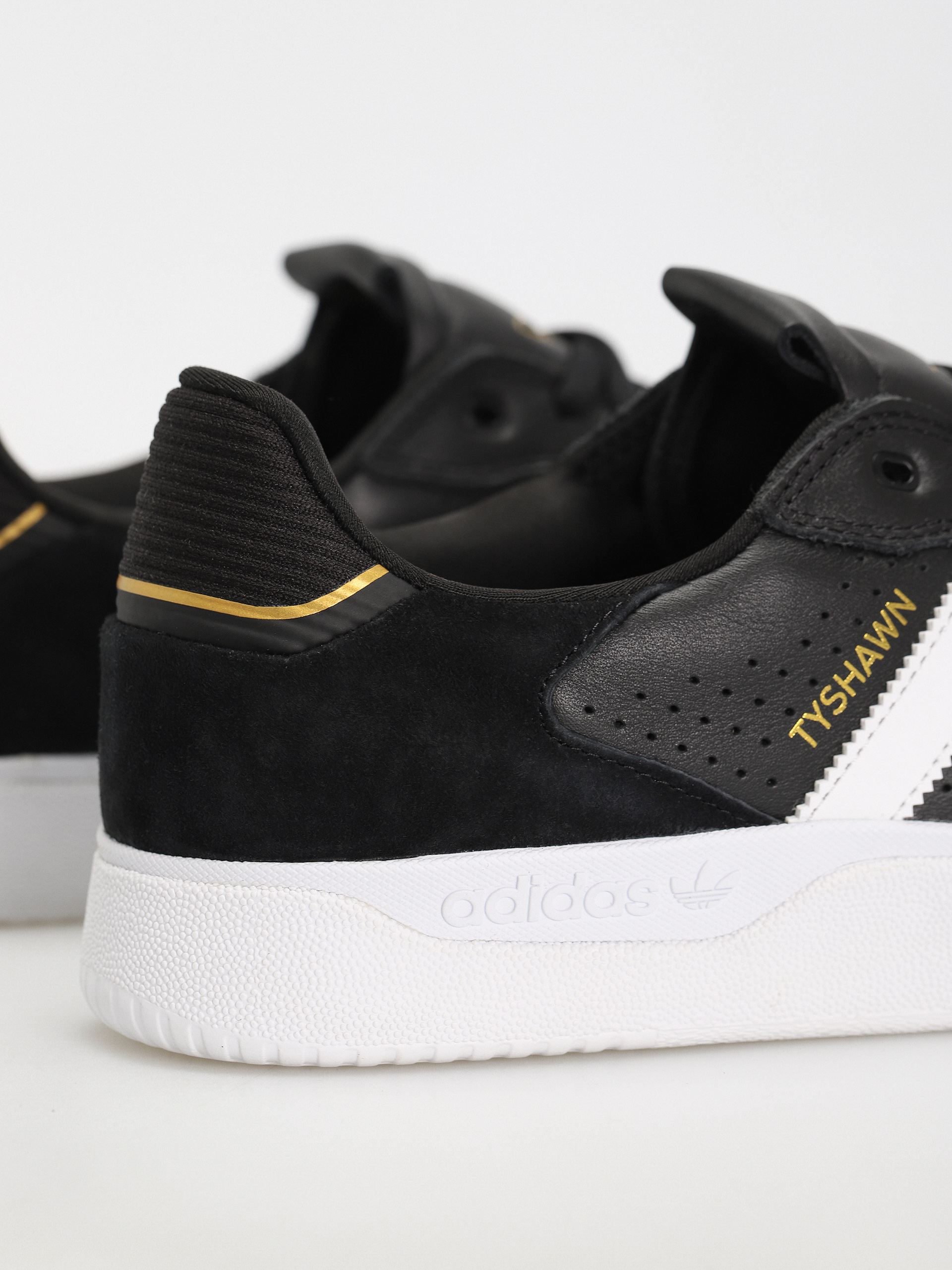 Boty adidas Tyshawn Low (cblack/ftwwht/goldmt)