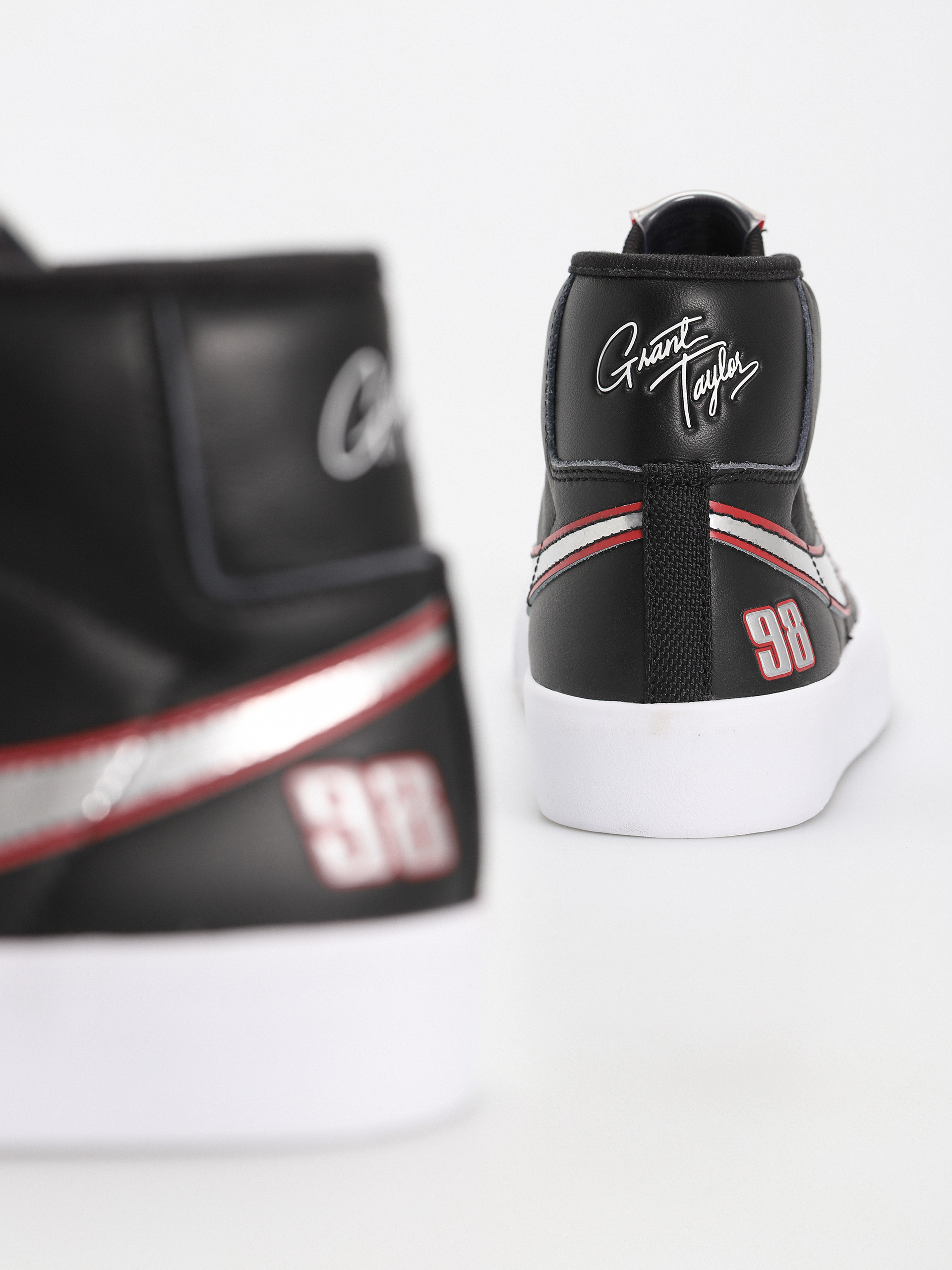 Boty Nike SB Zoom Blazer Mid Pro GT (black/metallic silver university red)