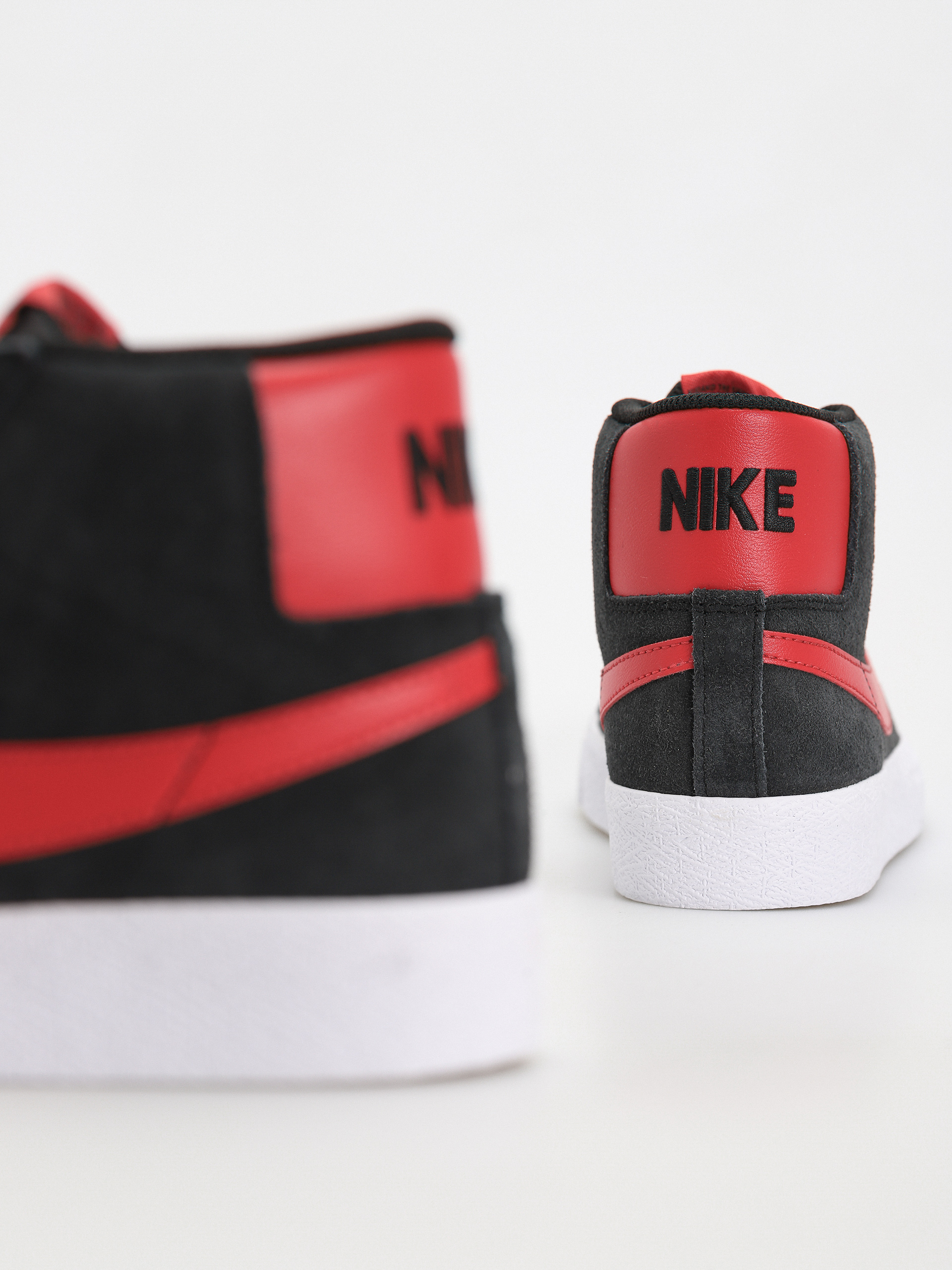 Boty Nike SB Zoom Blazer Mid (black/university red black white)