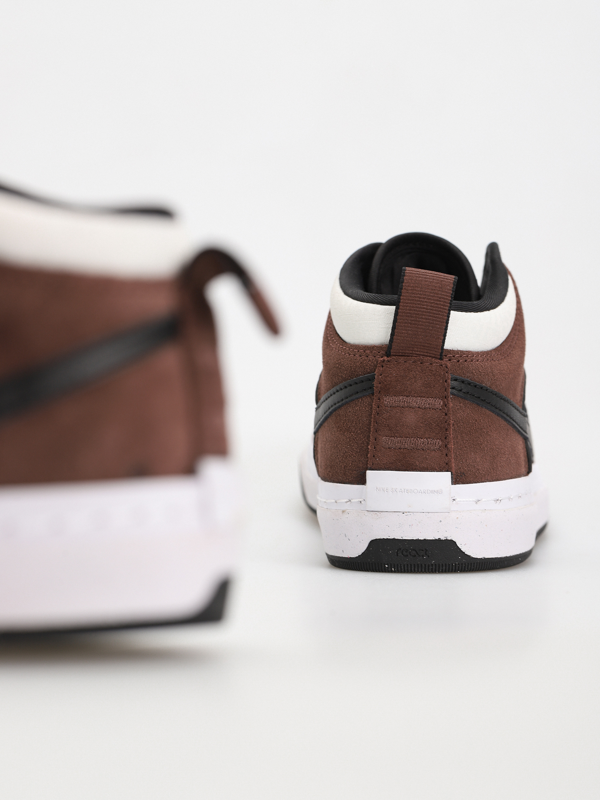 Boty Nike SB React Leo (lt chocolate/black white black)