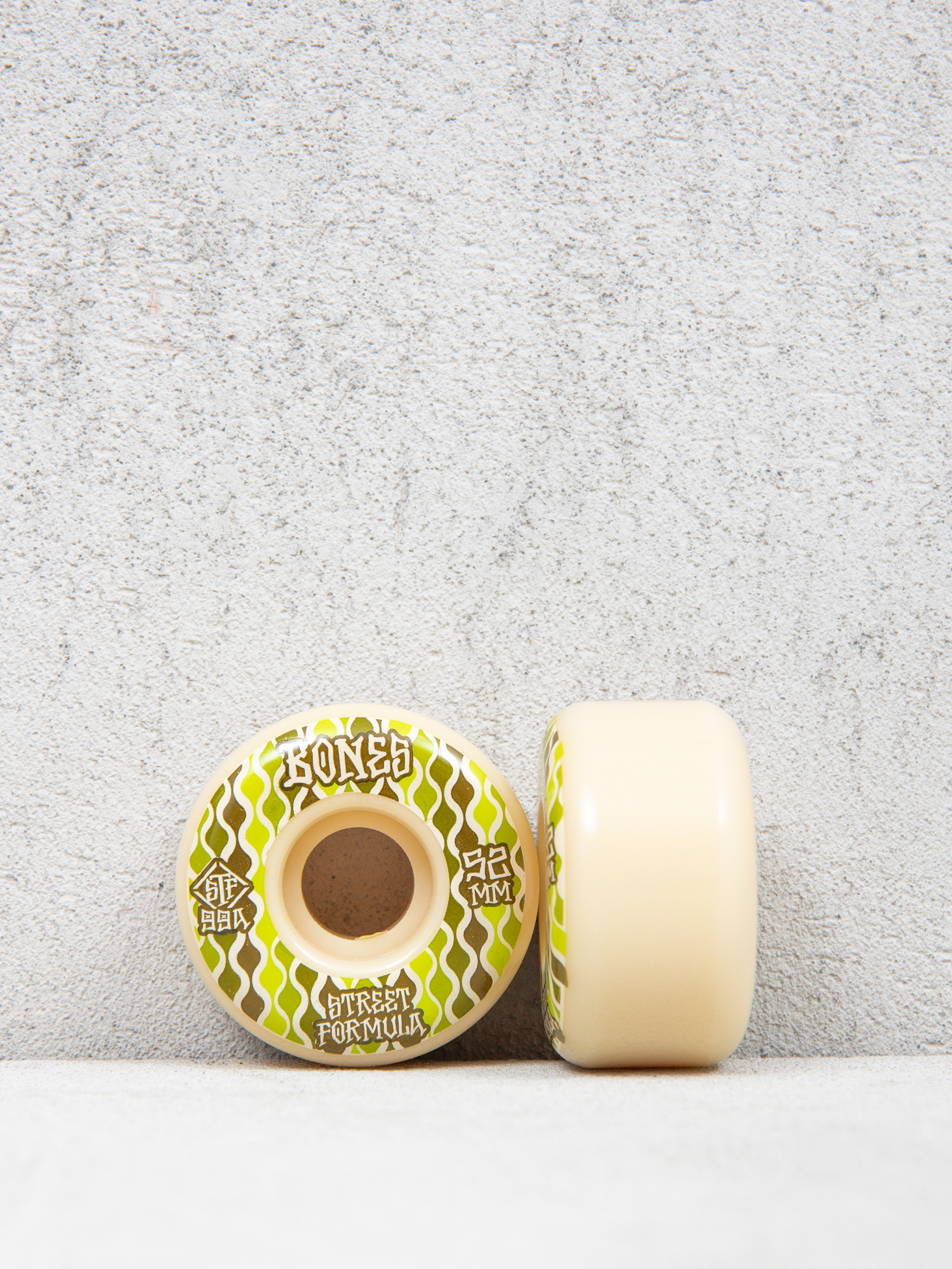 Kolečka Bones Retros STF V2 Locks 99A (white/green)