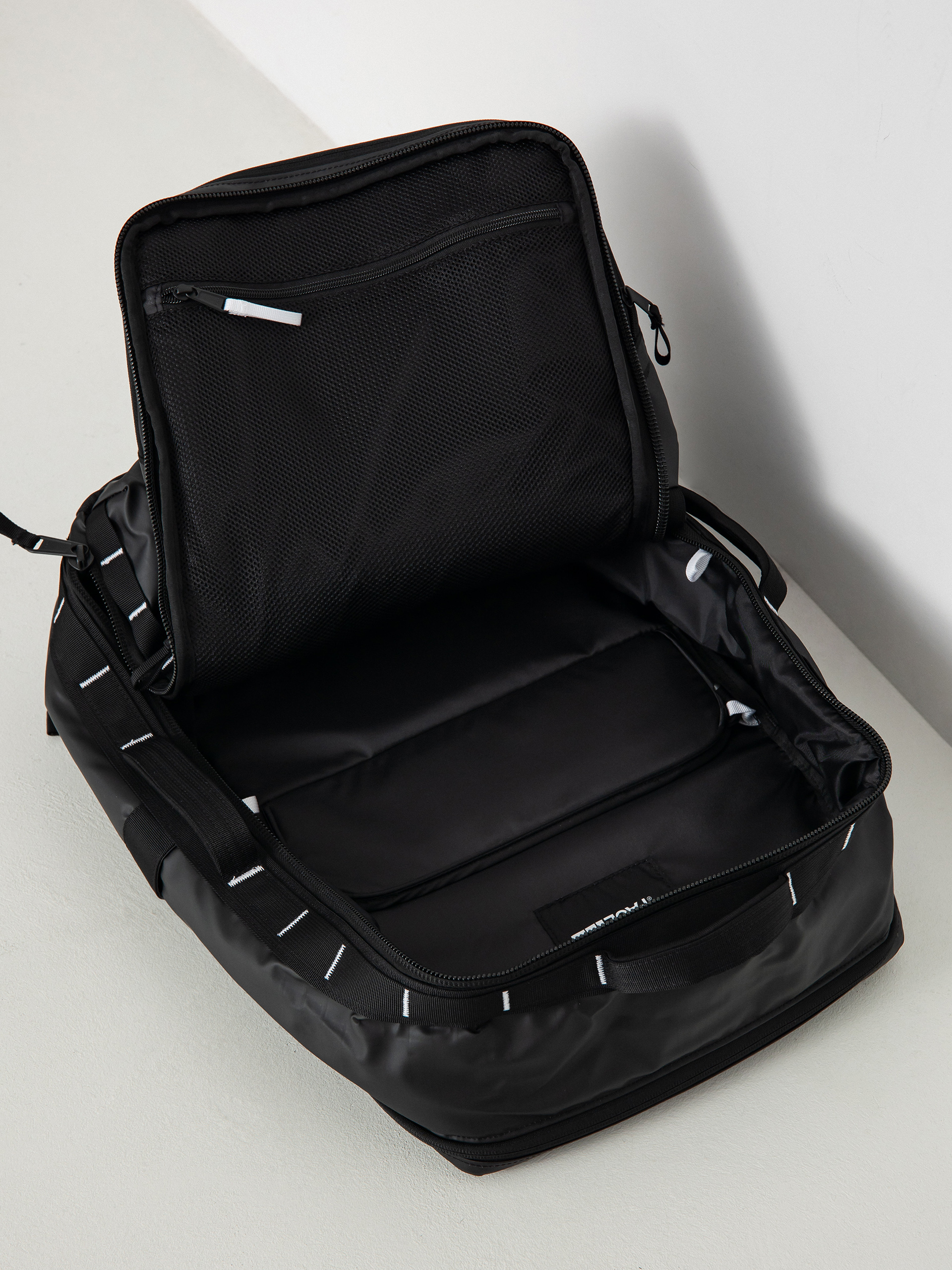 Batoh The North Face Base Camp Voyager Travel Pack (tnf black/tnf white)