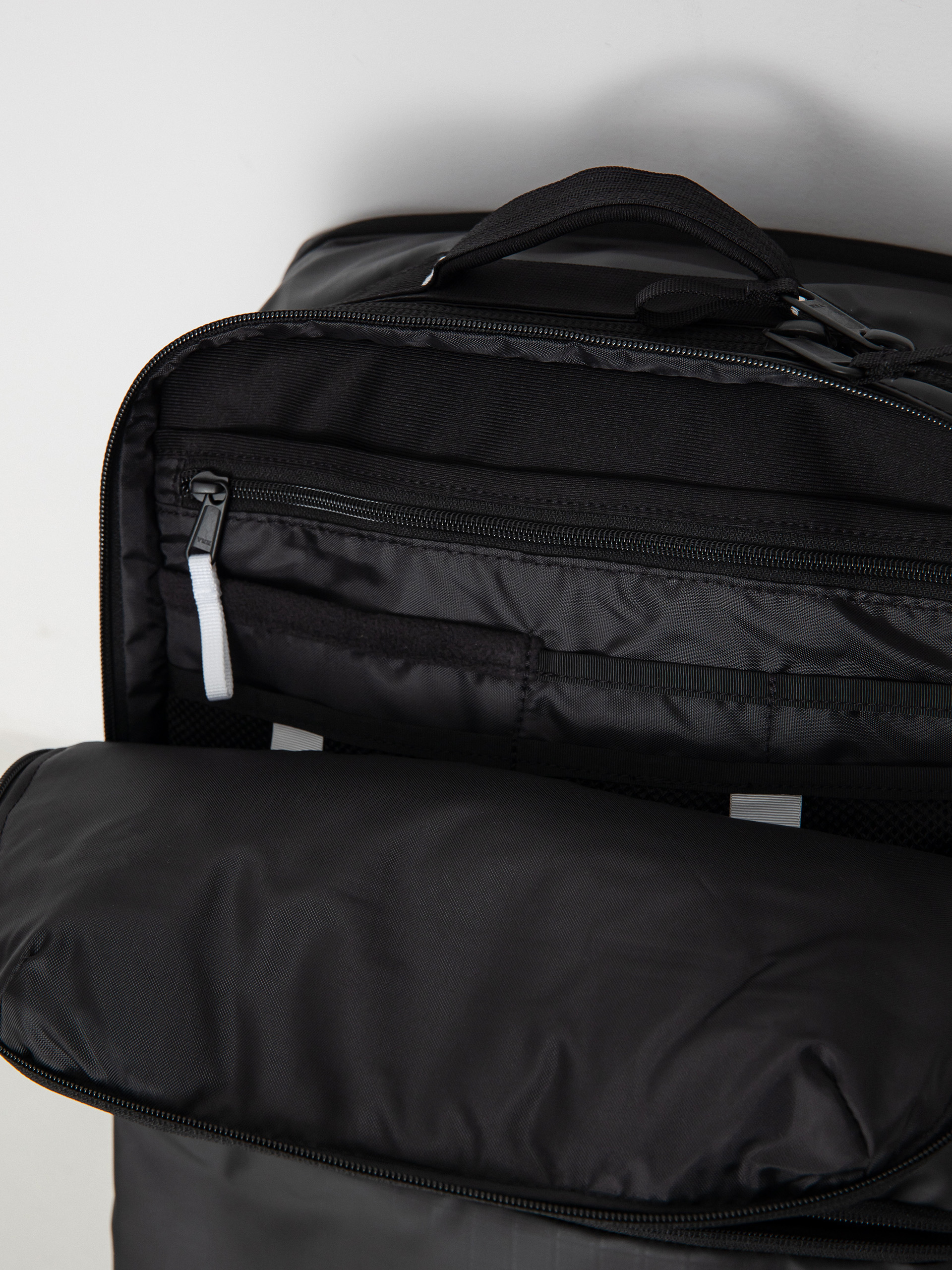 Batoh The North Face Base Camp Voyager Travel Pack (tnf black/tnf white)