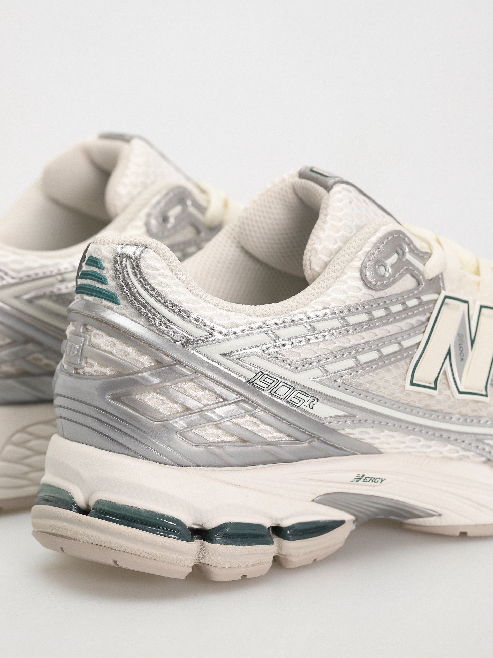 Boty New Balance 1906 (silver metallic)