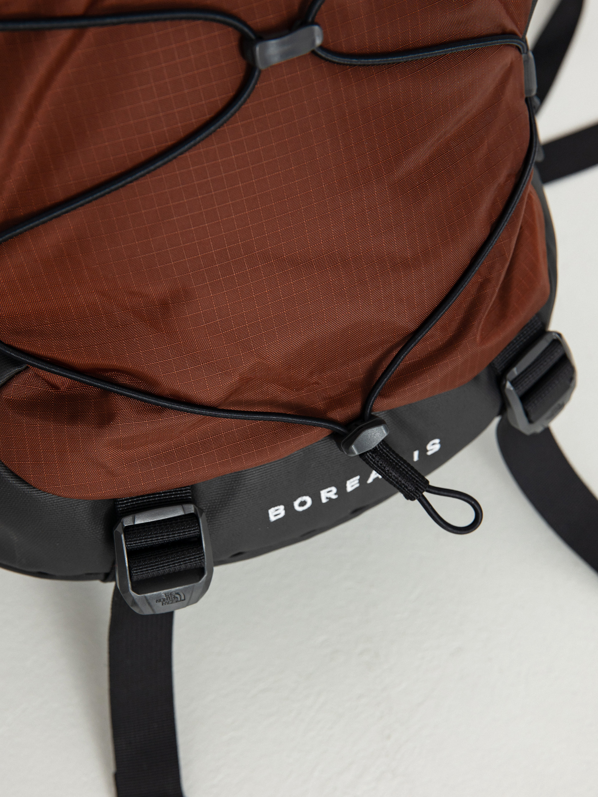 Batoh The North Face Borealis (dark oak/tnf black)