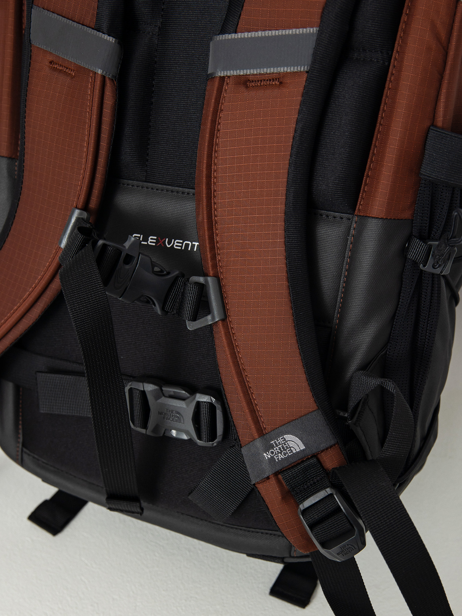 Batoh The North Face Borealis (dark oak/tnf black)