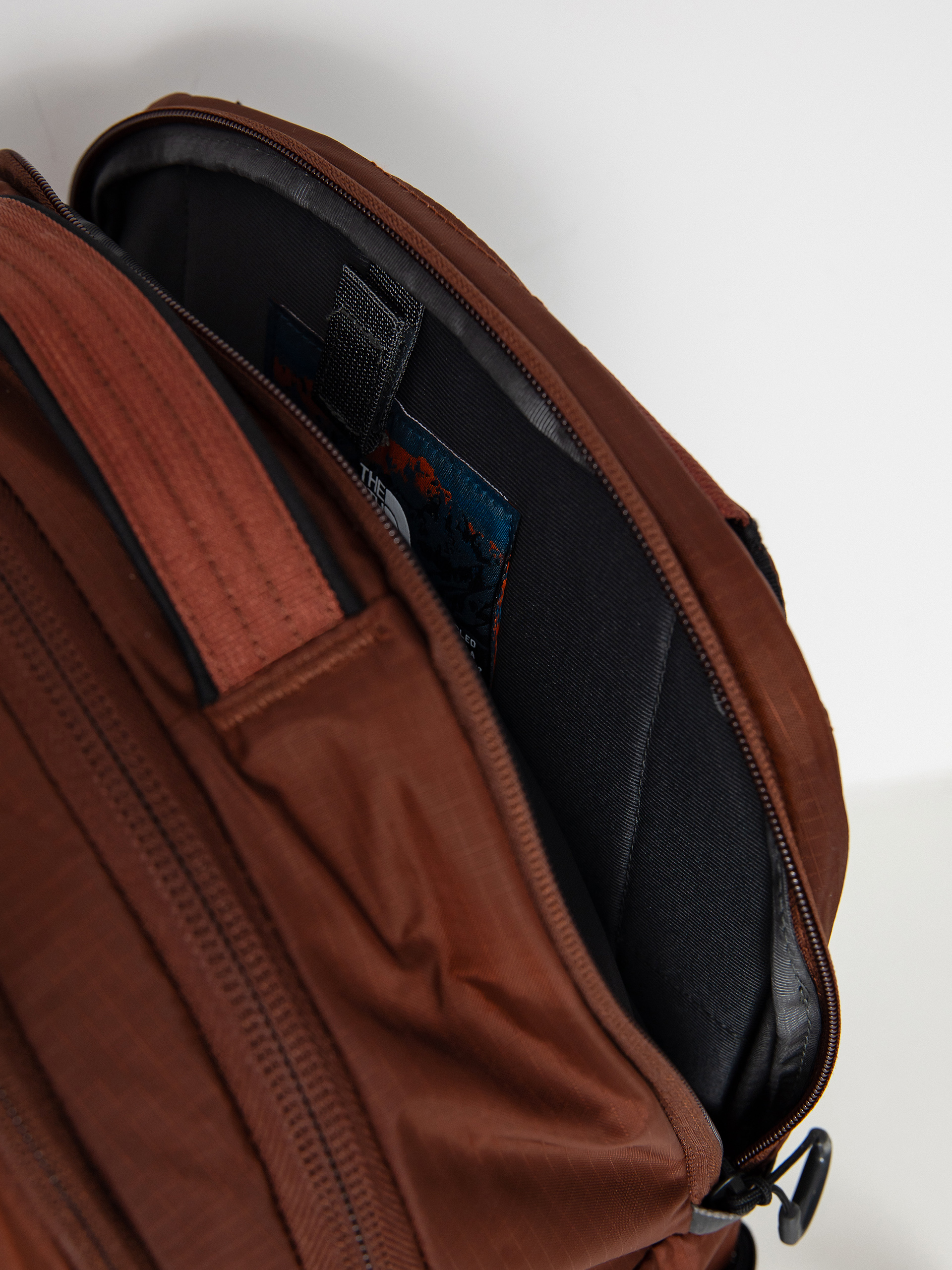 Batoh The North Face Borealis (dark oak/tnf black)