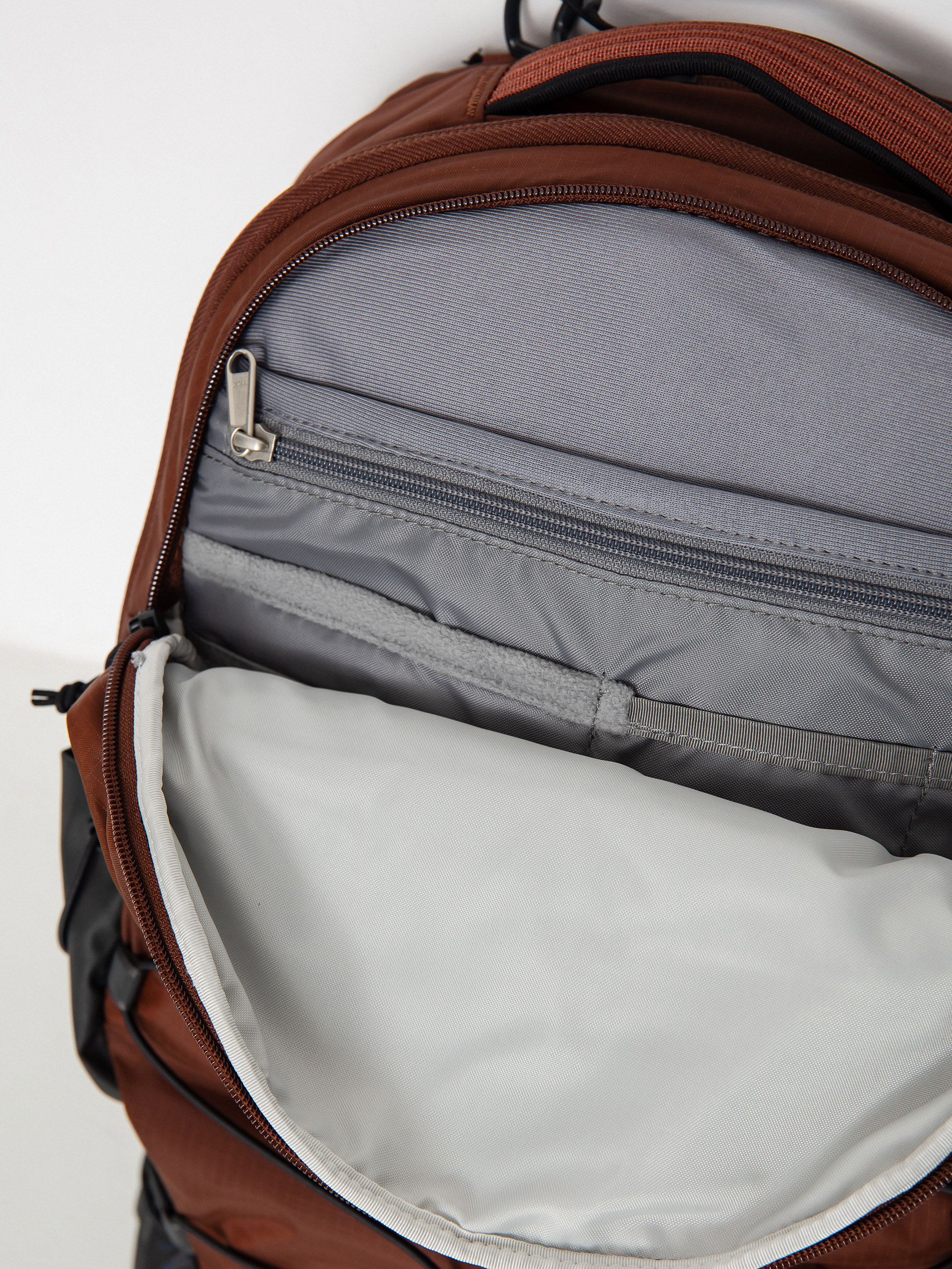 Batoh The North Face Borealis (dark oak/tnf black)