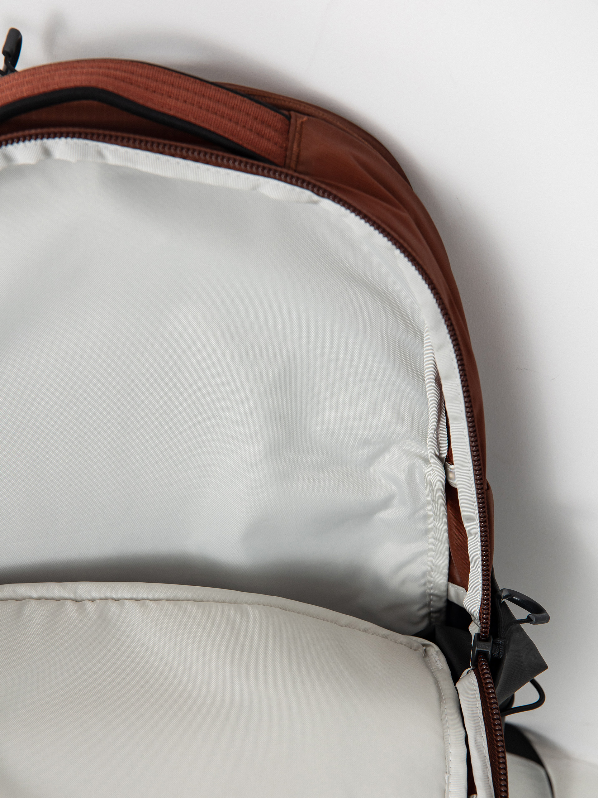 Batoh The North Face Borealis (dark oak/tnf black)