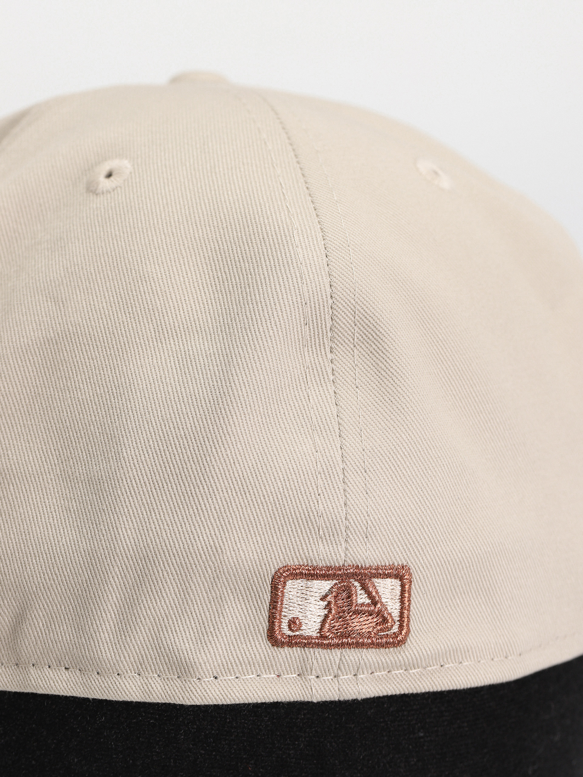 Kšiltovka  New Era Metallic Outline 59Fifty Chicago White Sox (stone)