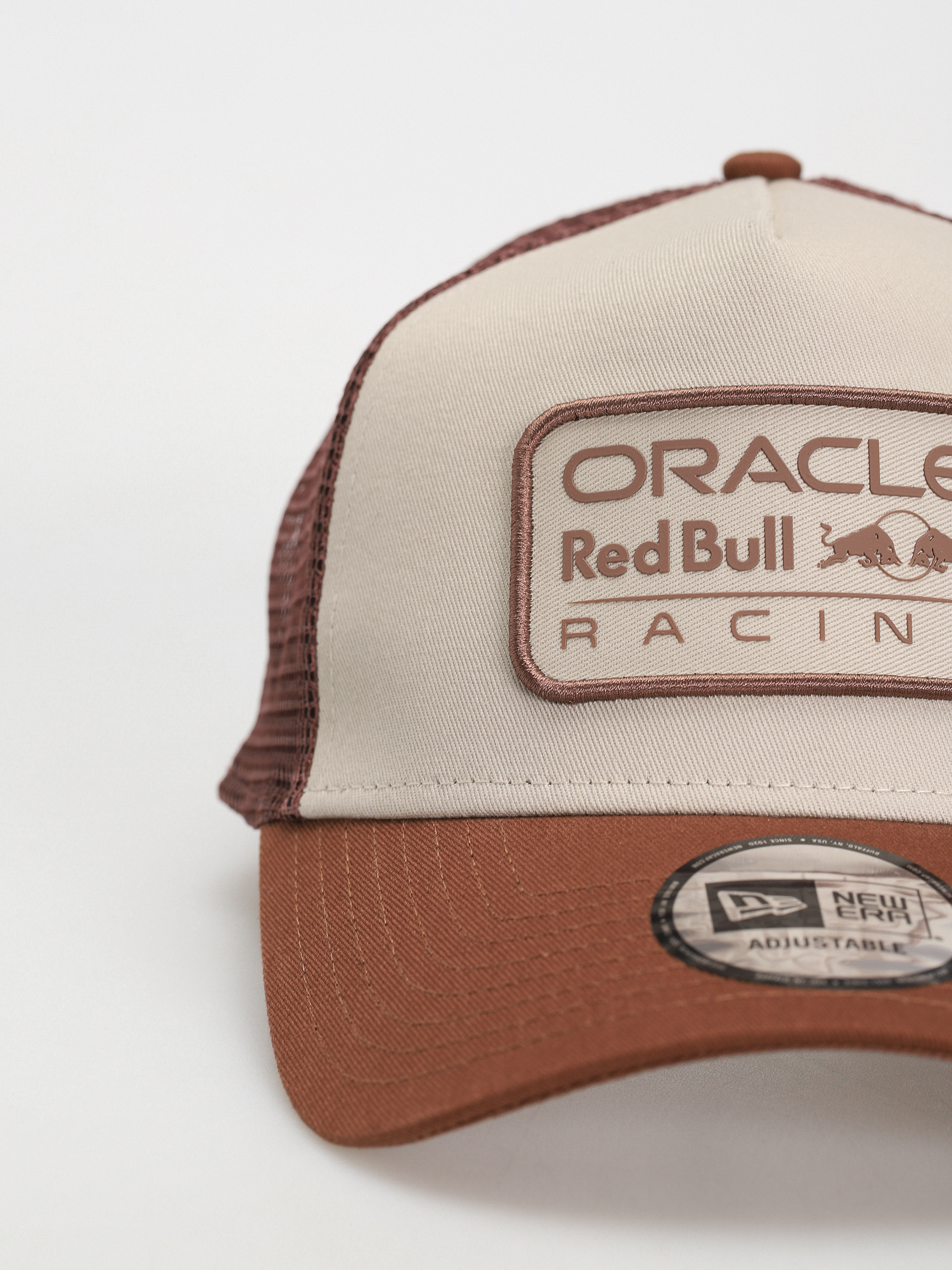 Kšiltovka  New Era Red Bull F1 Seasonal Patch Trucker (brown/stone)