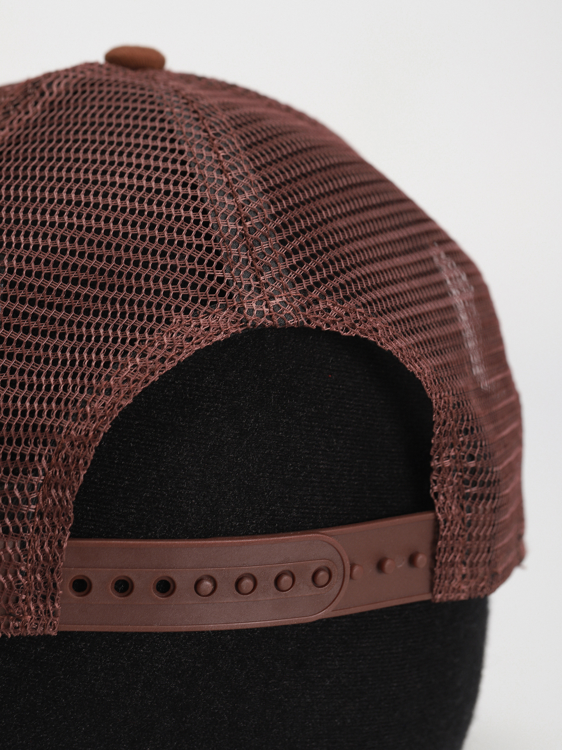 Kšiltovka  New Era Red Bull F1 Seasonal Patch Trucker (brown/stone)