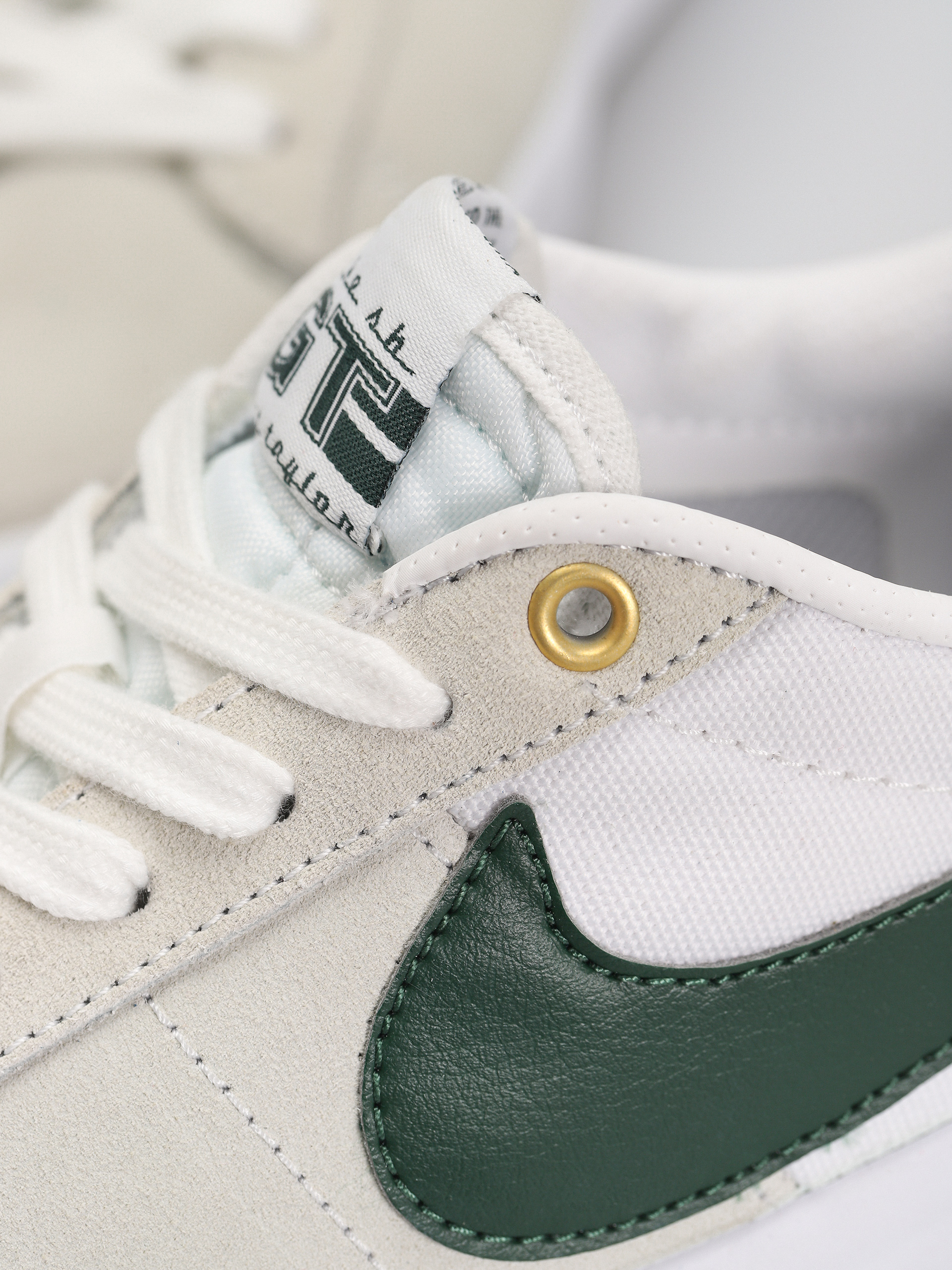 Boty Nike SB Zoom Blazer Low Pro Gt (white/fir white gum light brown)