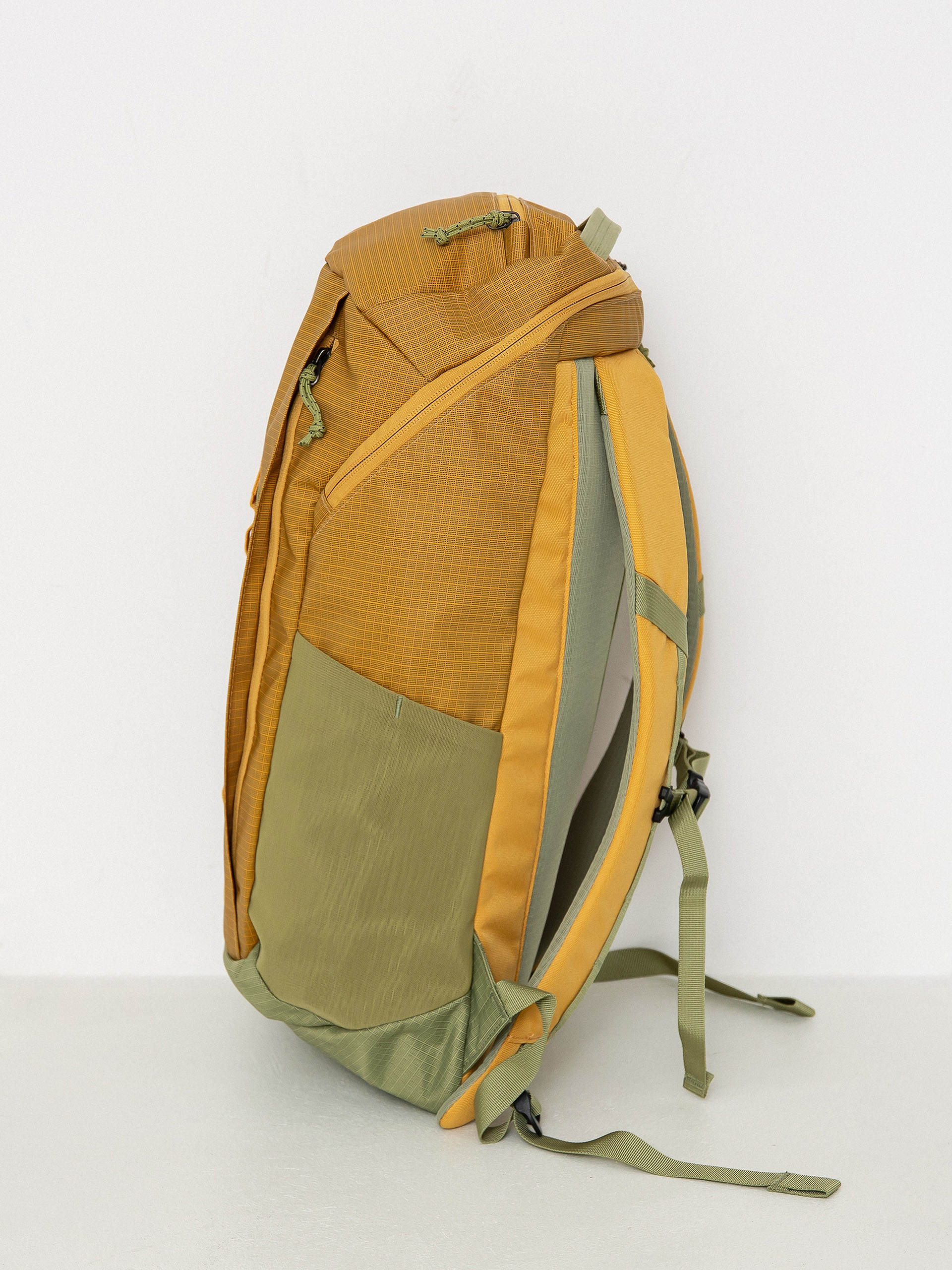 Batoh Patagonia Black Hole Pack 25L (pufferfish gold)