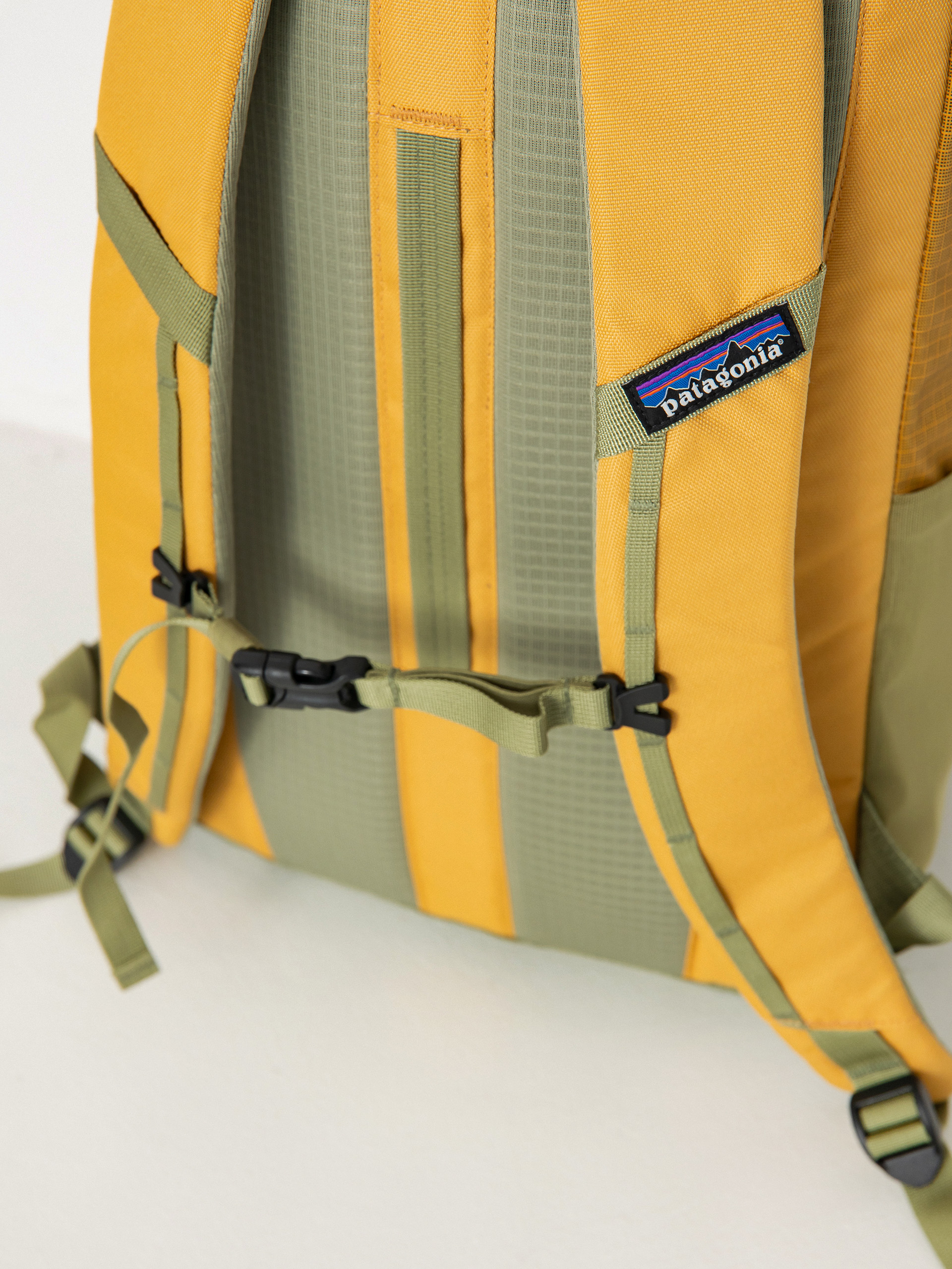 Batoh Patagonia Black Hole Pack 25L (pufferfish gold)