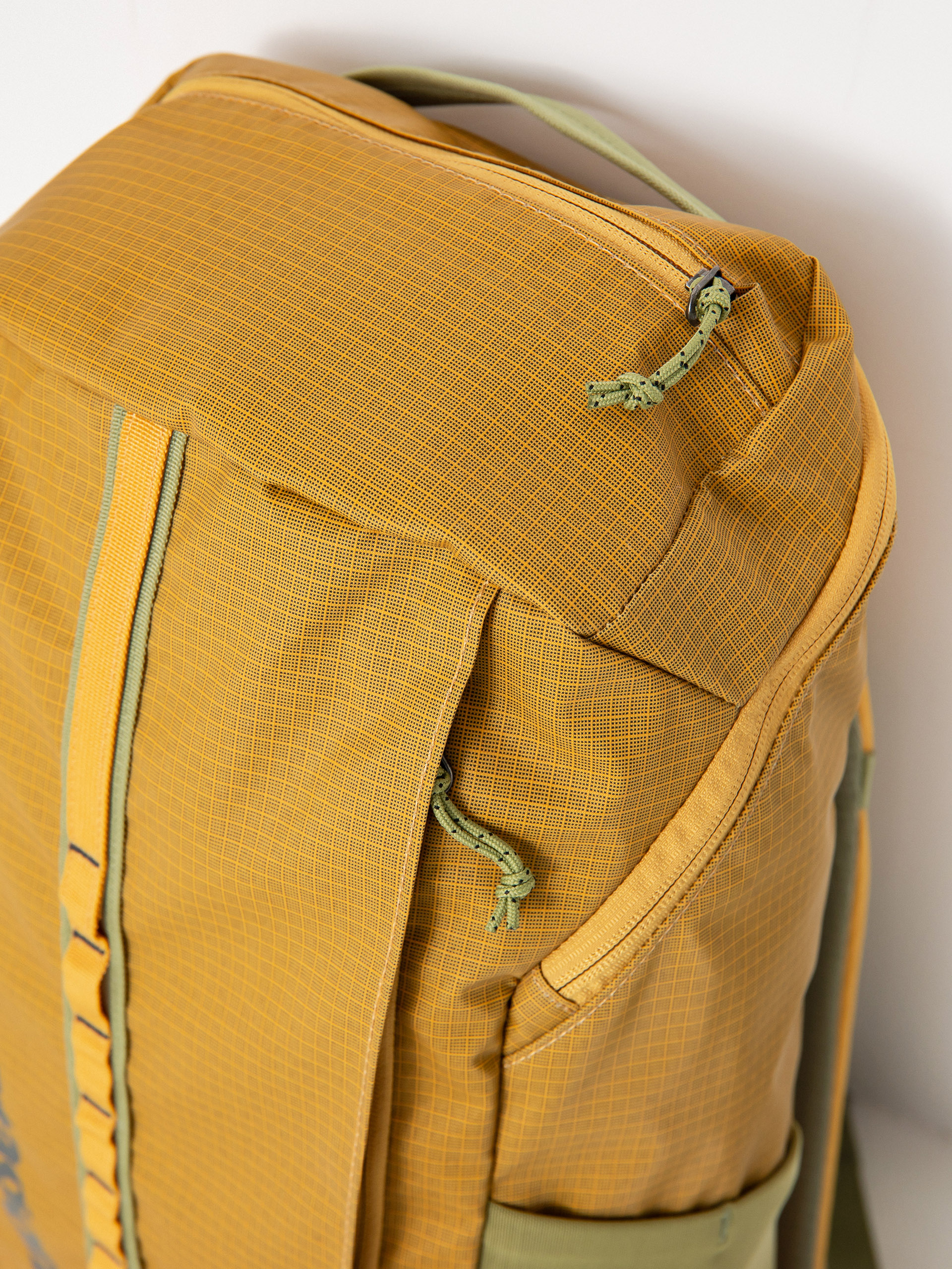 Batoh Patagonia Black Hole Pack 25L (pufferfish gold)