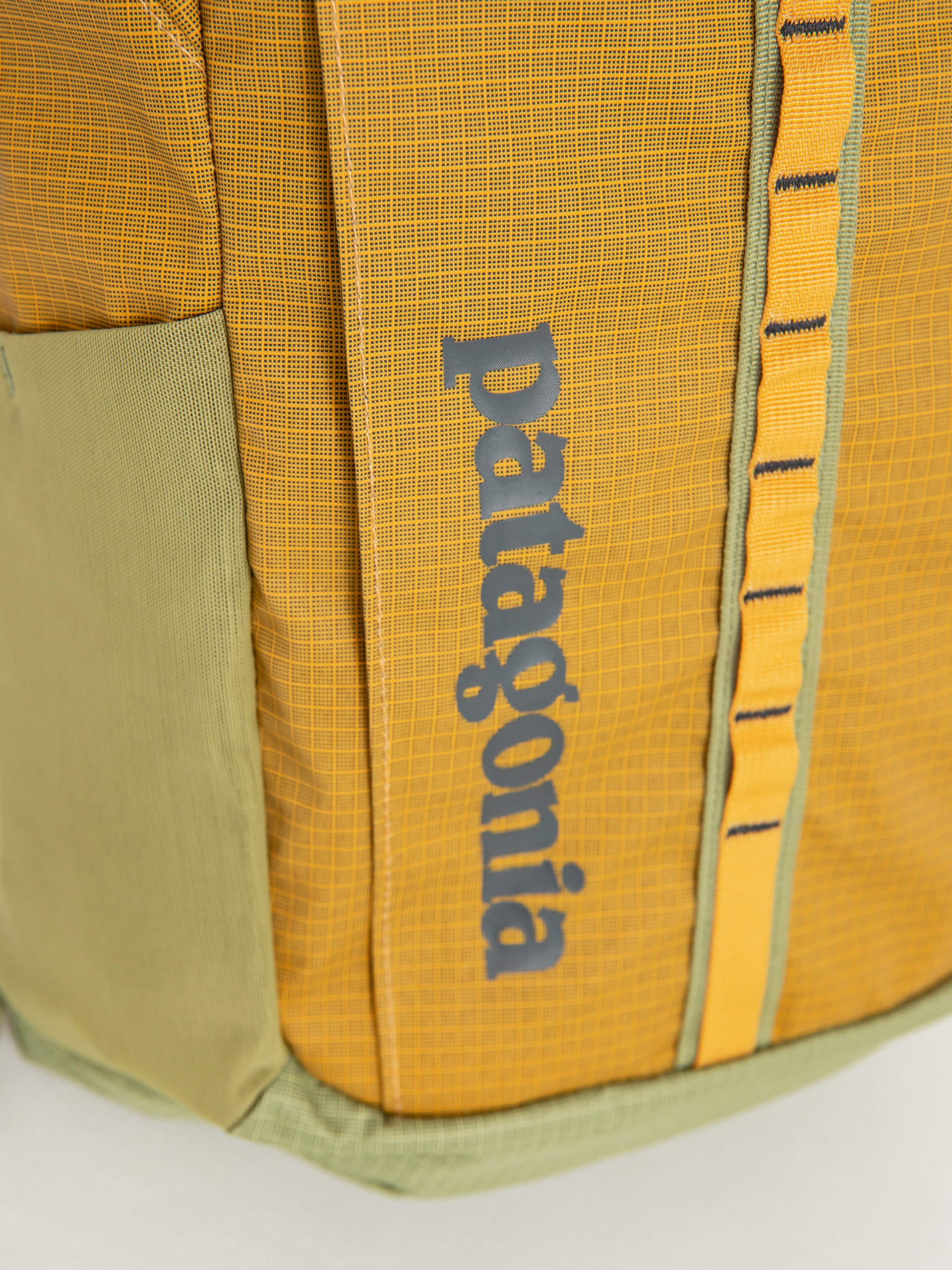 Batoh Patagonia Black Hole Pack 25L (pufferfish gold)