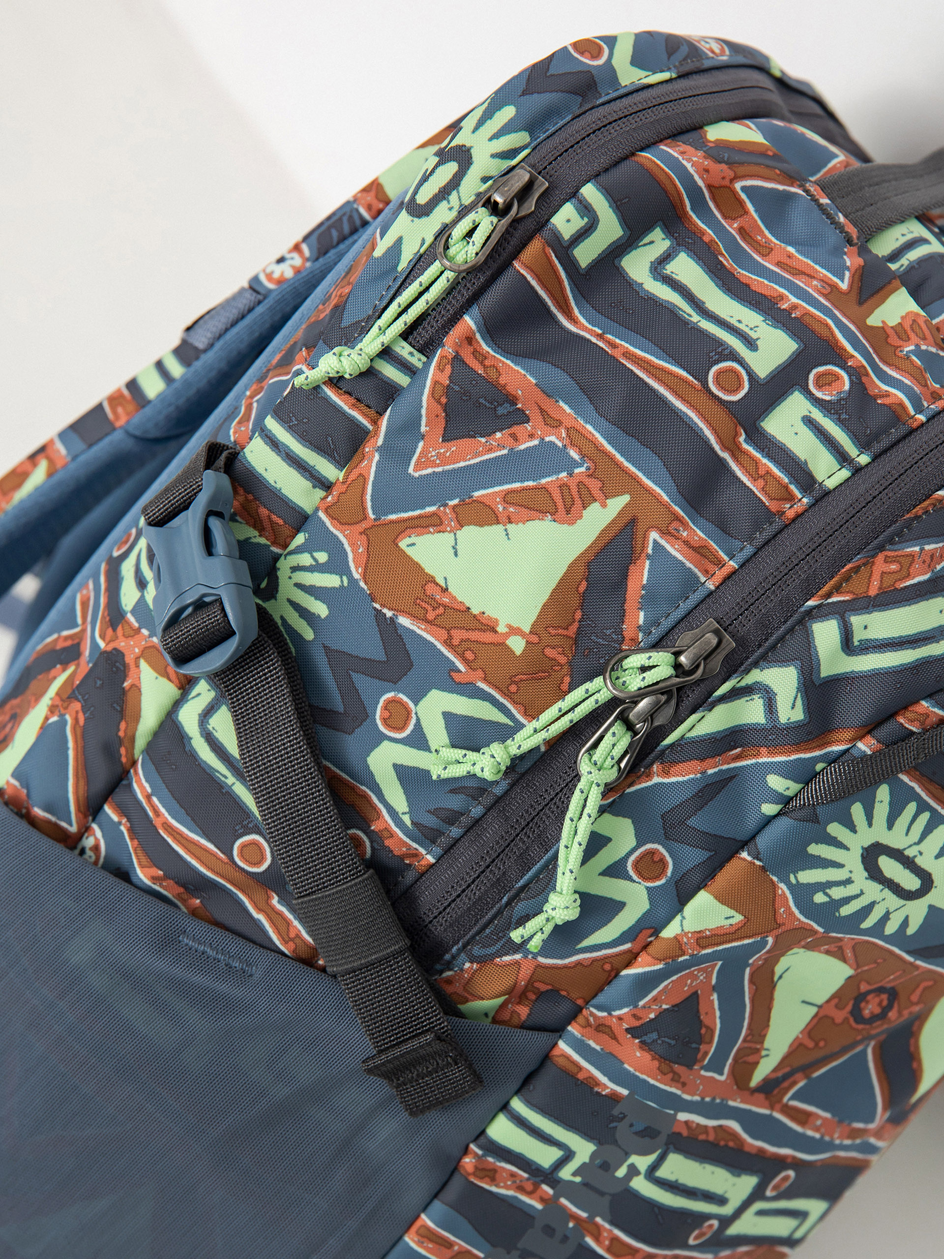 Batoh Patagonia Refugio Day Pack 26L (high hopes geo forge grey)